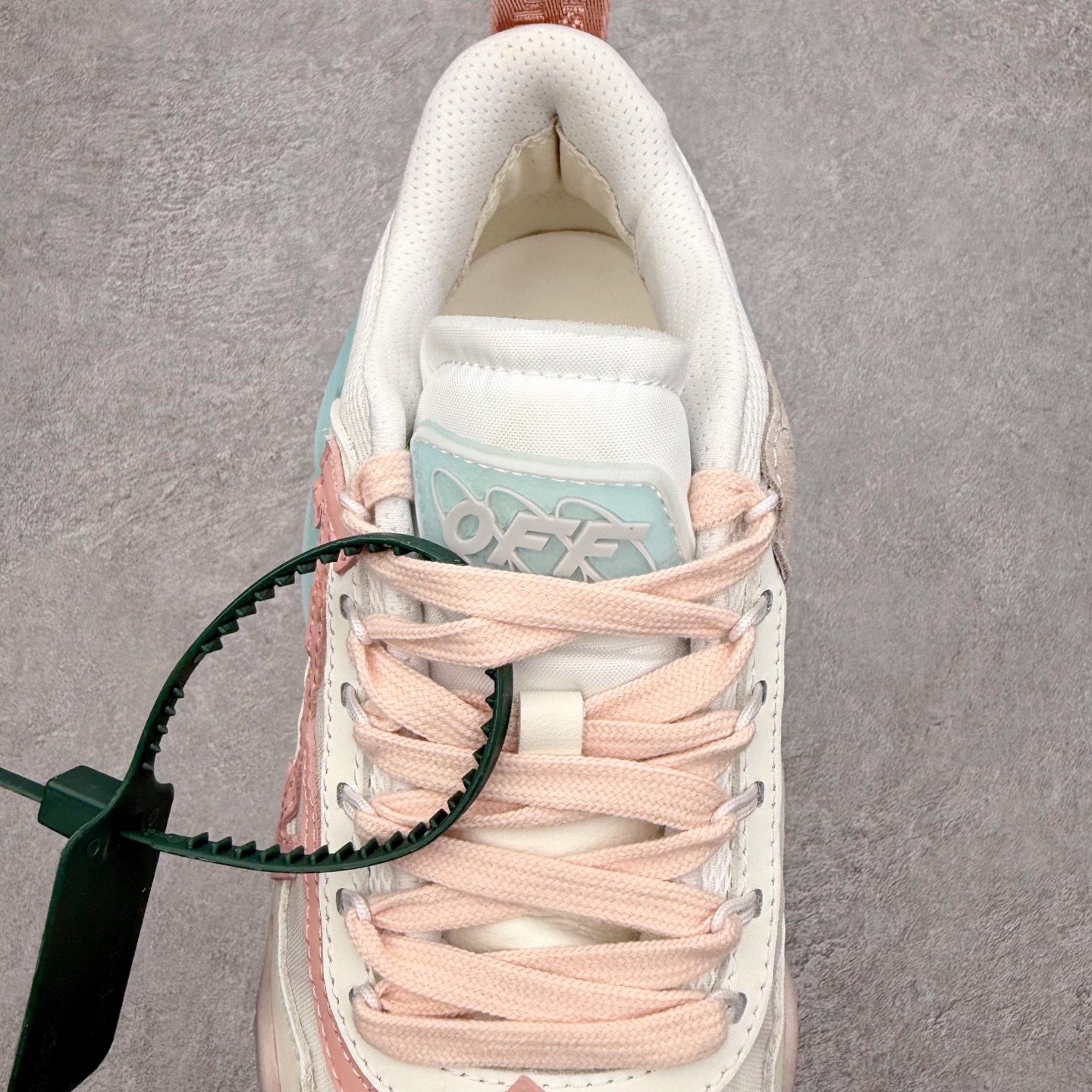 图片[5]-＃KX OFF-WHITE ODSY OW皮革缓震休闲运动鞋 春夏走秀款球鞋 所有配件均通过定做出产正品裁片 原版比例大箭头定制网眼布双拼牛皮进口机器针车 数控针距精准做工不输大牌里层为高密度透气网眼布/垫脚羊皮私模重工抓地橡胶底 后跟坡度最贴切原版鞋型脱模 厚底约4CM 原盒包装配 TPU大底 尺码：36 37 38 39 40 41 42 43 44 45 46 47-选品中心