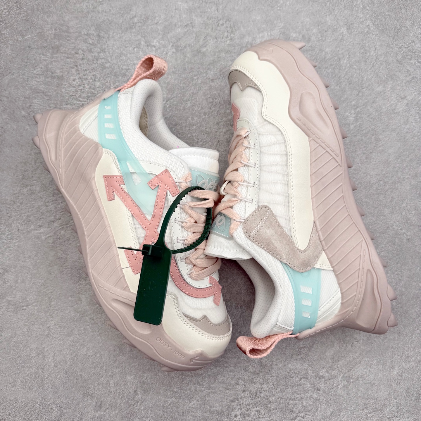 图片[3]-＃KX OFF-WHITE ODSY OW皮革缓震休闲运动鞋 春夏走秀款球鞋 所有配件均通过定做出产正品裁片 原版比例大箭头定制网眼布双拼牛皮进口机器针车 数控针距精准做工不输大牌里层为高密度透气网眼布/垫脚羊皮私模重工抓地橡胶底 后跟坡度最贴切原版鞋型脱模 厚底约4CM 原盒包装配 TPU大底 尺码：36 37 38 39 40 41 42 43 44 45 46 47-选品中心