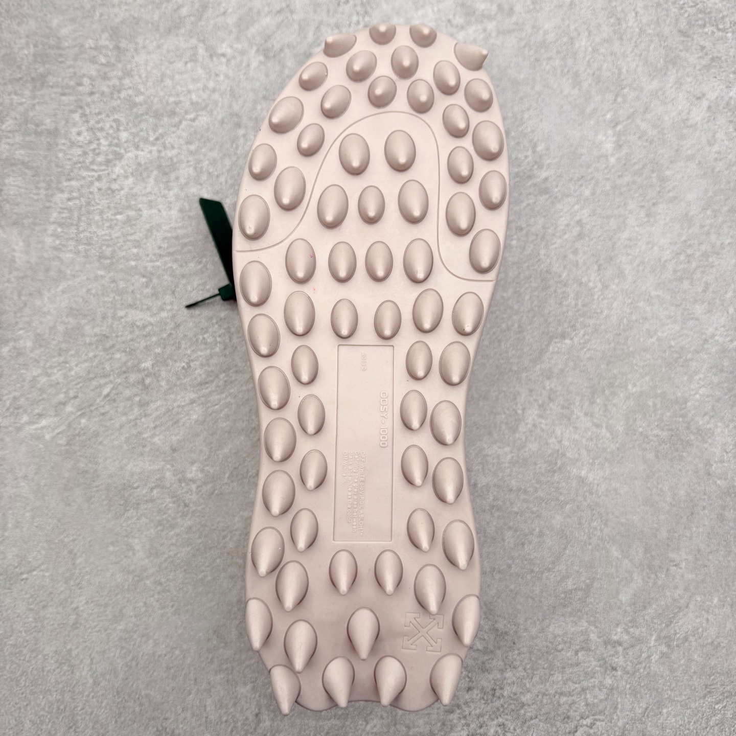 图片[9]-＃KX OFF-WHITE ODSY OW皮革缓震休闲运动鞋 春夏走秀款球鞋 所有配件均通过定做出产正品裁片 原版比例大箭头定制网眼布双拼牛皮进口机器针车 数控针距精准做工不输大牌里层为高密度透气网眼布/垫脚羊皮私模重工抓地橡胶底 后跟坡度最贴切原版鞋型脱模 厚底约4CM 原盒包装配 TPU大底 尺码：36 37 38 39 40 41 42 43 44 45 46 47-选品中心