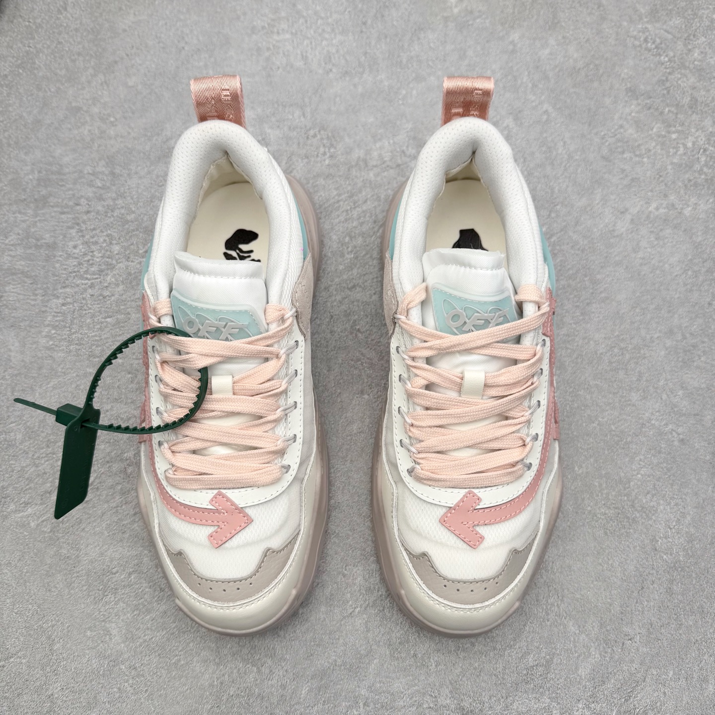 图片[2]-＃KX OFF-WHITE ODSY OW皮革缓震休闲运动鞋 春夏走秀款球鞋 所有配件均通过定做出产正品裁片 原版比例大箭头定制网眼布双拼牛皮进口机器针车 数控针距精准做工不输大牌里层为高密度透气网眼布/垫脚羊皮私模重工抓地橡胶底 后跟坡度最贴切原版鞋型脱模 厚底约4CM 原盒包装配 TPU大底 尺码：36 37 38 39 40 41 42 43 44 45 46 47-选品中心