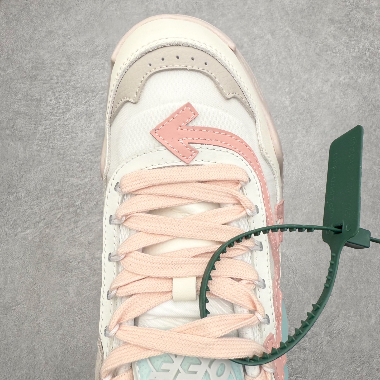图片[4]-＃KX OFF-WHITE ODSY OW皮革缓震休闲运动鞋 春夏走秀款球鞋 所有配件均通过定做出产正品裁片 原版比例大箭头定制网眼布双拼牛皮进口机器针车 数控针距精准做工不输大牌里层为高密度透气网眼布/垫脚羊皮私模重工抓地橡胶底 后跟坡度最贴切原版鞋型脱模 厚底约4CM 原盒包装配 TPU大底 尺码：36 37 38 39 40 41 42 43 44 45 46 47-选品中心