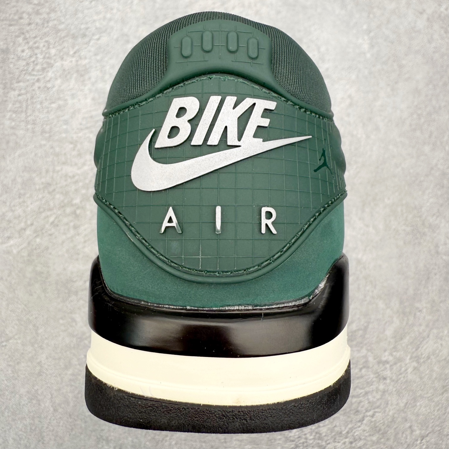 图片[8]-＃KZ纯原 Air Jordan AJ4 RM 重制版低帮复古篮球鞋 HF4334-300 亲自操刀耗时半年巨作 全套原纸板楦头开发 确保原汁原味 完美呈现版型 一比一鞋头弧度高度鞋身弧度 原厂TPU 正确内里网布 菱角分明不变形无多余毛边 柔软性质感一致于原鞋 原厂织唛标 原厂飞人电绣工艺 尾指中部跳三针 独家绑鞋带手法 印刷中底布 四线拉帮 米色美纹纸贴合固定 进口港宝加持 后跟自然饱满 全鞋荧光划线卡点 追求极致完美 每一双都是工艺品 多重QC质检 超越公司货的品控标准 实实在在的免检产品 采用了低帮的设计 并保留了众多AJ4的经典元素 鞋身以皮革、麂皮材质拼接打造 AJ4经典的TPU材质延伸至后跟 增强鞋款稳定性 而鞋身侧面的网格设计则被取消 尾部的NIKE AIR标志也得到保留 并同时带有飞人logo 中底部分同样搭载了可视AIR气垫 鞋底采用米白色中底和外底呈现 为整个设计收尾 尺码：36 36.5 37.5 38 38.5 39 40 40.5 41 42 42.5 43 44 44.5 45 46 47.5 48.5-选品中心