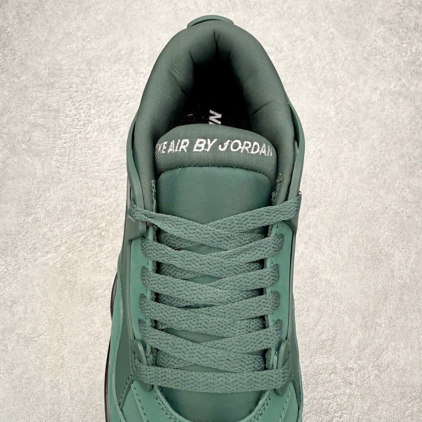 图片[5]-＃KZ纯原 Air Jordan AJ4 RM 重制版低帮复古篮球鞋 HF4334-300 亲自操刀耗时半年巨作 全套原纸板楦头开发 确保原汁原味 完美呈现版型 一比一鞋头弧度高度鞋身弧度 原厂TPU 正确内里网布 菱角分明不变形无多余毛边 柔软性质感一致于原鞋 原厂织唛标 原厂飞人电绣工艺 尾指中部跳三针 独家绑鞋带手法 印刷中底布 四线拉帮 米色美纹纸贴合固定 进口港宝加持 后跟自然饱满 全鞋荧光划线卡点 追求极致完美 每一双都是工艺品 多重QC质检 超越公司货的品控标准 实实在在的免检产品 采用了低帮的设计 并保留了众多AJ4的经典元素 鞋身以皮革、麂皮材质拼接打造 AJ4经典的TPU材质延伸至后跟 增强鞋款稳定性 而鞋身侧面的网格设计则被取消 尾部的NIKE AIR标志也得到保留 并同时带有飞人logo 中底部分同样搭载了可视AIR气垫 鞋底采用米白色中底和外底呈现 为整个设计收尾 尺码：36 36.5 37.5 38 38.5 39 40 40.5 41 42 42.5 43 44 44.5 45 46 47.5 48.5-选品中心