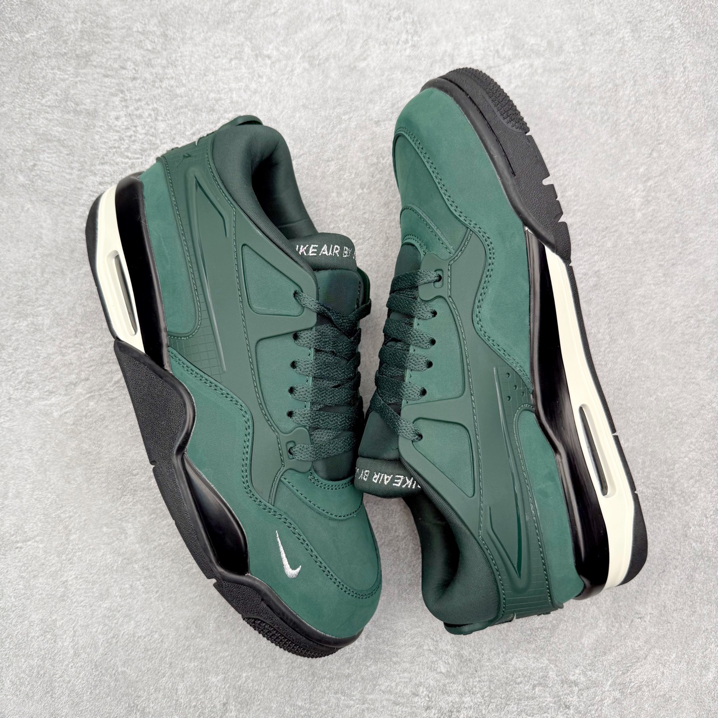 图片[3]-＃KZ纯原 Air Jordan AJ4 RM 重制版低帮复古篮球鞋 HF4334-300 亲自操刀耗时半年巨作 全套原纸板楦头开发 确保原汁原味 完美呈现版型 一比一鞋头弧度高度鞋身弧度 原厂TPU 正确内里网布 菱角分明不变形无多余毛边 柔软性质感一致于原鞋 原厂织唛标 原厂飞人电绣工艺 尾指中部跳三针 独家绑鞋带手法 印刷中底布 四线拉帮 米色美纹纸贴合固定 进口港宝加持 后跟自然饱满 全鞋荧光划线卡点 追求极致完美 每一双都是工艺品 多重QC质检 超越公司货的品控标准 实实在在的免检产品 采用了低帮的设计 并保留了众多AJ4的经典元素 鞋身以皮革、麂皮材质拼接打造 AJ4经典的TPU材质延伸至后跟 增强鞋款稳定性 而鞋身侧面的网格设计则被取消 尾部的NIKE AIR标志也得到保留 并同时带有飞人logo 中底部分同样搭载了可视AIR气垫 鞋底采用米白色中底和外底呈现 为整个设计收尾 尺码：36 36.5 37.5 38 38.5 39 40 40.5 41 42 42.5 43 44 44.5 45 46 47.5 48.5-选品中心