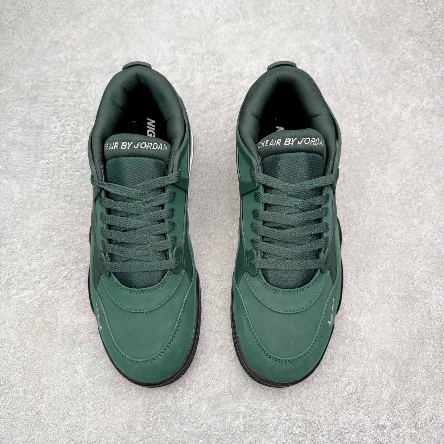 图片[2]-＃KZ纯原 Air Jordan AJ4 RM 重制版低帮复古篮球鞋 HF4334-300 亲自操刀耗时半年巨作 全套原纸板楦头开发 确保原汁原味 完美呈现版型 一比一鞋头弧度高度鞋身弧度 原厂TPU 正确内里网布 菱角分明不变形无多余毛边 柔软性质感一致于原鞋 原厂织唛标 原厂飞人电绣工艺 尾指中部跳三针 独家绑鞋带手法 印刷中底布 四线拉帮 米色美纹纸贴合固定 进口港宝加持 后跟自然饱满 全鞋荧光划线卡点 追求极致完美 每一双都是工艺品 多重QC质检 超越公司货的品控标准 实实在在的免检产品 采用了低帮的设计 并保留了众多AJ4的经典元素 鞋身以皮革、麂皮材质拼接打造 AJ4经典的TPU材质延伸至后跟 增强鞋款稳定性 而鞋身侧面的网格设计则被取消 尾部的NIKE AIR标志也得到保留 并同时带有飞人logo 中底部分同样搭载了可视AIR气垫 鞋底采用米白色中底和外底呈现 为整个设计收尾 尺码：36 36.5 37.5 38 38.5 39 40 40.5 41 42 42.5 43 44 44.5 45 46 47.5 48.5-选品中心