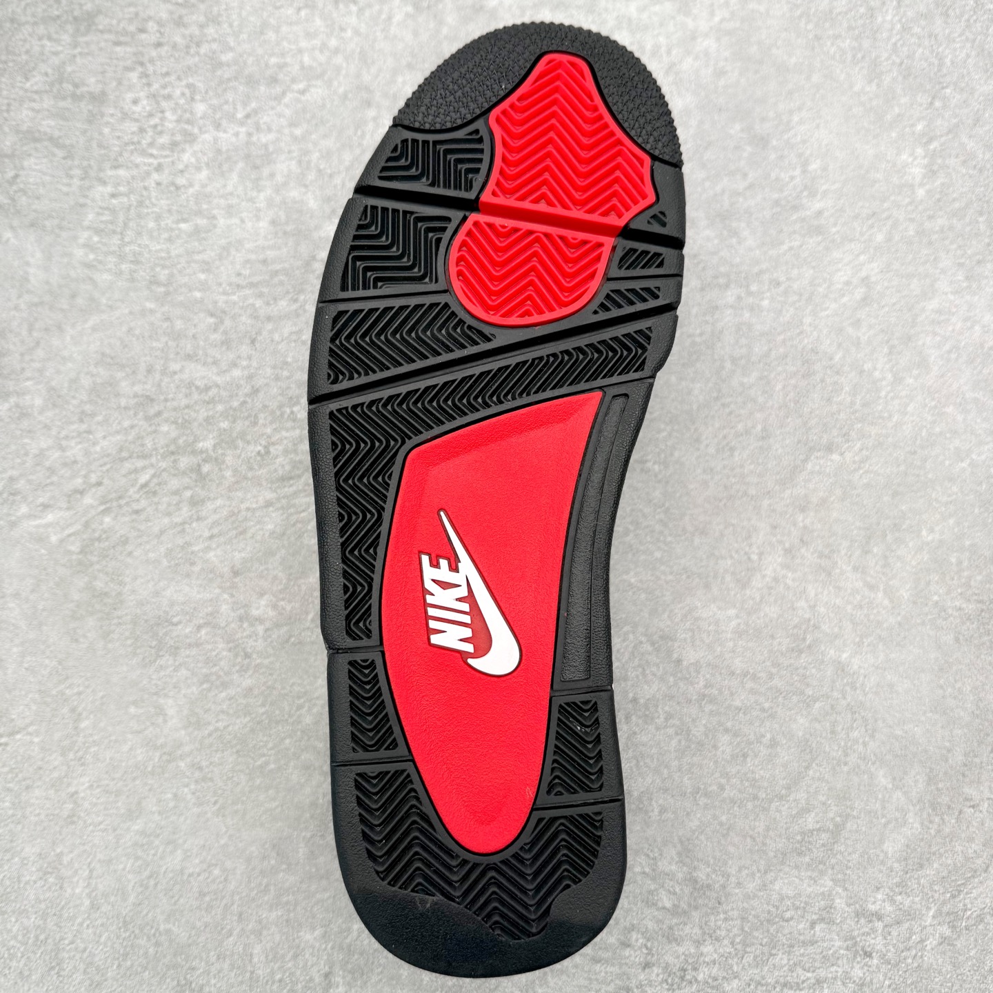 图片[9]-＃KZ纯原 Air Jordan AJ4 RM 重制版低帮复古篮球鞋 HF4334-300 亲自操刀耗时半年巨作 全套原纸板楦头开发 确保原汁原味 完美呈现版型 一比一鞋头弧度高度鞋身弧度 原厂TPU 正确内里网布 菱角分明不变形无多余毛边 柔软性质感一致于原鞋 原厂织唛标 原厂飞人电绣工艺 尾指中部跳三针 独家绑鞋带手法 印刷中底布 四线拉帮 米色美纹纸贴合固定 进口港宝加持 后跟自然饱满 全鞋荧光划线卡点 追求极致完美 每一双都是工艺品 多重QC质检 超越公司货的品控标准 实实在在的免检产品 采用了低帮的设计 并保留了众多AJ4的经典元素 鞋身以皮革、麂皮材质拼接打造 AJ4经典的TPU材质延伸至后跟 增强鞋款稳定性 而鞋身侧面的网格设计则被取消 尾部的NIKE AIR标志也得到保留 并同时带有飞人logo 中底部分同样搭载了可视AIR气垫 鞋底采用米白色中底和外底呈现 为整个设计收尾 尺码：36 36.5 37.5 38 38.5 39 40 40.5 41 42 42.5 43 44 44.5 45 46 47.5 48.5-选品中心