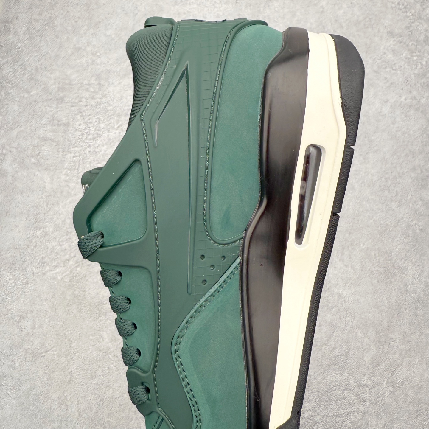 图片[7]-＃KZ纯原 Air Jordan AJ4 RM 重制版低帮复古篮球鞋 HF4334-300 亲自操刀耗时半年巨作 全套原纸板楦头开发 确保原汁原味 完美呈现版型 一比一鞋头弧度高度鞋身弧度 原厂TPU 正确内里网布 菱角分明不变形无多余毛边 柔软性质感一致于原鞋 原厂织唛标 原厂飞人电绣工艺 尾指中部跳三针 独家绑鞋带手法 印刷中底布 四线拉帮 米色美纹纸贴合固定 进口港宝加持 后跟自然饱满 全鞋荧光划线卡点 追求极致完美 每一双都是工艺品 多重QC质检 超越公司货的品控标准 实实在在的免检产品 采用了低帮的设计 并保留了众多AJ4的经典元素 鞋身以皮革、麂皮材质拼接打造 AJ4经典的TPU材质延伸至后跟 增强鞋款稳定性 而鞋身侧面的网格设计则被取消 尾部的NIKE AIR标志也得到保留 并同时带有飞人logo 中底部分同样搭载了可视AIR气垫 鞋底采用米白色中底和外底呈现 为整个设计收尾 尺码：36 36.5 37.5 38 38.5 39 40 40.5 41 42 42.5 43 44 44.5 45 46 47.5 48.5-选品中心