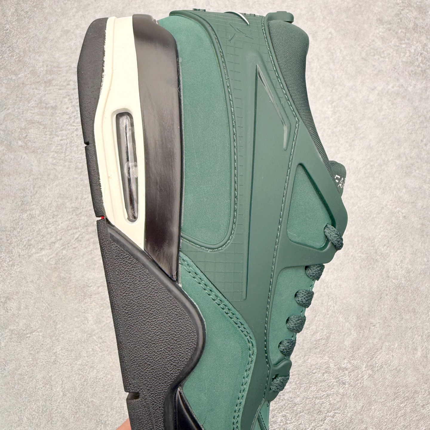 图片[6]-＃KZ纯原 Air Jordan AJ4 RM 重制版低帮复古篮球鞋 HF4334-300 亲自操刀耗时半年巨作 全套原纸板楦头开发 确保原汁原味 完美呈现版型 一比一鞋头弧度高度鞋身弧度 原厂TPU 正确内里网布 菱角分明不变形无多余毛边 柔软性质感一致于原鞋 原厂织唛标 原厂飞人电绣工艺 尾指中部跳三针 独家绑鞋带手法 印刷中底布 四线拉帮 米色美纹纸贴合固定 进口港宝加持 后跟自然饱满 全鞋荧光划线卡点 追求极致完美 每一双都是工艺品 多重QC质检 超越公司货的品控标准 实实在在的免检产品 采用了低帮的设计 并保留了众多AJ4的经典元素 鞋身以皮革、麂皮材质拼接打造 AJ4经典的TPU材质延伸至后跟 增强鞋款稳定性 而鞋身侧面的网格设计则被取消 尾部的NIKE AIR标志也得到保留 并同时带有飞人logo 中底部分同样搭载了可视AIR气垫 鞋底采用米白色中底和外底呈现 为整个设计收尾 尺码：36 36.5 37.5 38 38.5 39 40 40.5 41 42 42.5 43 44 44.5 45 46 47.5 48.5-选品中心