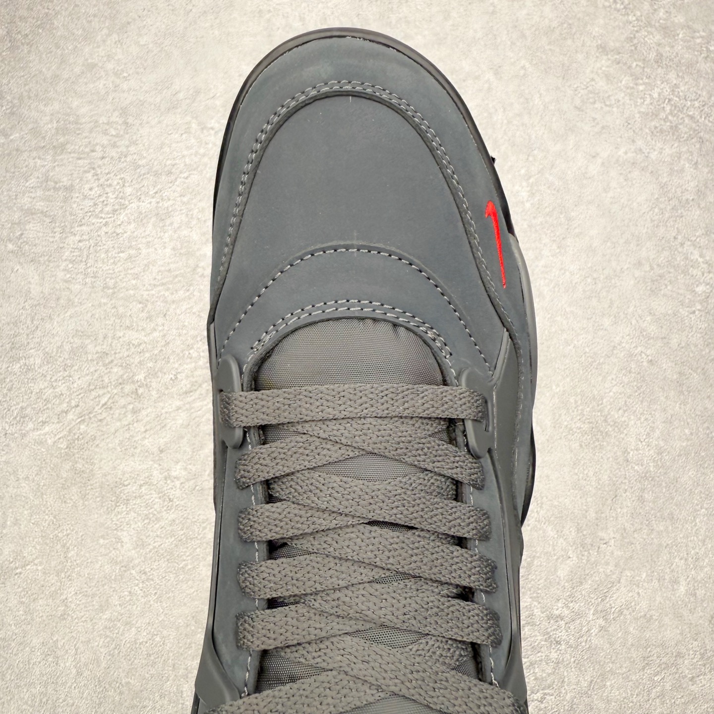 图片[4]-＃KZ纯原 Air Jordan AJ4 RM 重制版低帮复古篮球鞋 HF4334-004 亲自操刀耗时半年巨作 全套原纸板楦头开发 确保原汁原味 完美呈现版型 一比一鞋头弧度高度鞋身弧度 原厂TPU 正确内里网布 菱角分明不变形无多余毛边 柔软性质感一致于原鞋 原厂织唛标 原厂飞人电绣工艺 尾指中部跳三针 独家绑鞋带手法 印刷中底布 四线拉帮 米色美纹纸贴合固定 进口港宝加持 后跟自然饱满 全鞋荧光划线卡点 追求极致完美 每一双都是工艺品 多重QC质检 超越公司货的品控标准 实实在在的免检产品 采用了低帮的设计 并保留了众多AJ4的经典元素 鞋身以皮革、麂皮材质拼接打造 AJ4经典的TPU材质延伸至后跟 增强鞋款稳定性 而鞋身侧面的网格设计则被取消 尾部的NIKE AIR标志也得到保留 并同时带有飞人logo 中底部分同样搭载了可视AIR气垫 鞋底采用米白色中底和外底呈现 为整个设计收尾 尺码：36 36.5 37.5 38 38.5 39 40 40.5 41 42 42.5 43 44 44.5 45 46 47.5 48.5-选品中心