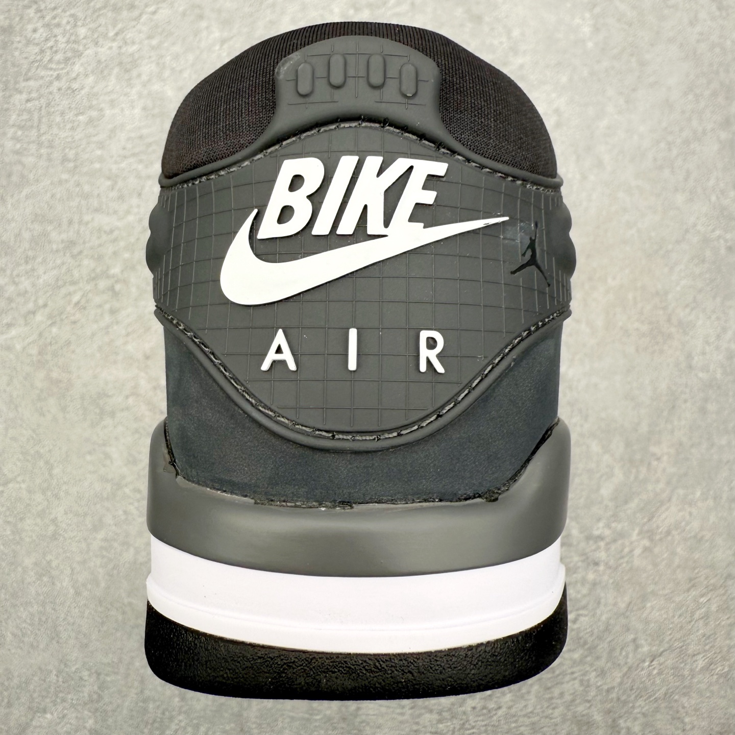 图片[8]-＃KZ纯原 Air Jordan AJ4 RM 重制版低帮复古篮球鞋 HF4334-004 亲自操刀耗时半年巨作 全套原纸板楦头开发 确保原汁原味 完美呈现版型 一比一鞋头弧度高度鞋身弧度 原厂TPU 正确内里网布 菱角分明不变形无多余毛边 柔软性质感一致于原鞋 原厂织唛标 原厂飞人电绣工艺 尾指中部跳三针 独家绑鞋带手法 印刷中底布 四线拉帮 米色美纹纸贴合固定 进口港宝加持 后跟自然饱满 全鞋荧光划线卡点 追求极致完美 每一双都是工艺品 多重QC质检 超越公司货的品控标准 实实在在的免检产品 采用了低帮的设计 并保留了众多AJ4的经典元素 鞋身以皮革、麂皮材质拼接打造 AJ4经典的TPU材质延伸至后跟 增强鞋款稳定性 而鞋身侧面的网格设计则被取消 尾部的NIKE AIR标志也得到保留 并同时带有飞人logo 中底部分同样搭载了可视AIR气垫 鞋底采用米白色中底和外底呈现 为整个设计收尾 尺码：36 36.5 37.5 38 38.5 39 40 40.5 41 42 42.5 43 44 44.5 45 46 47.5 48.5-选品中心