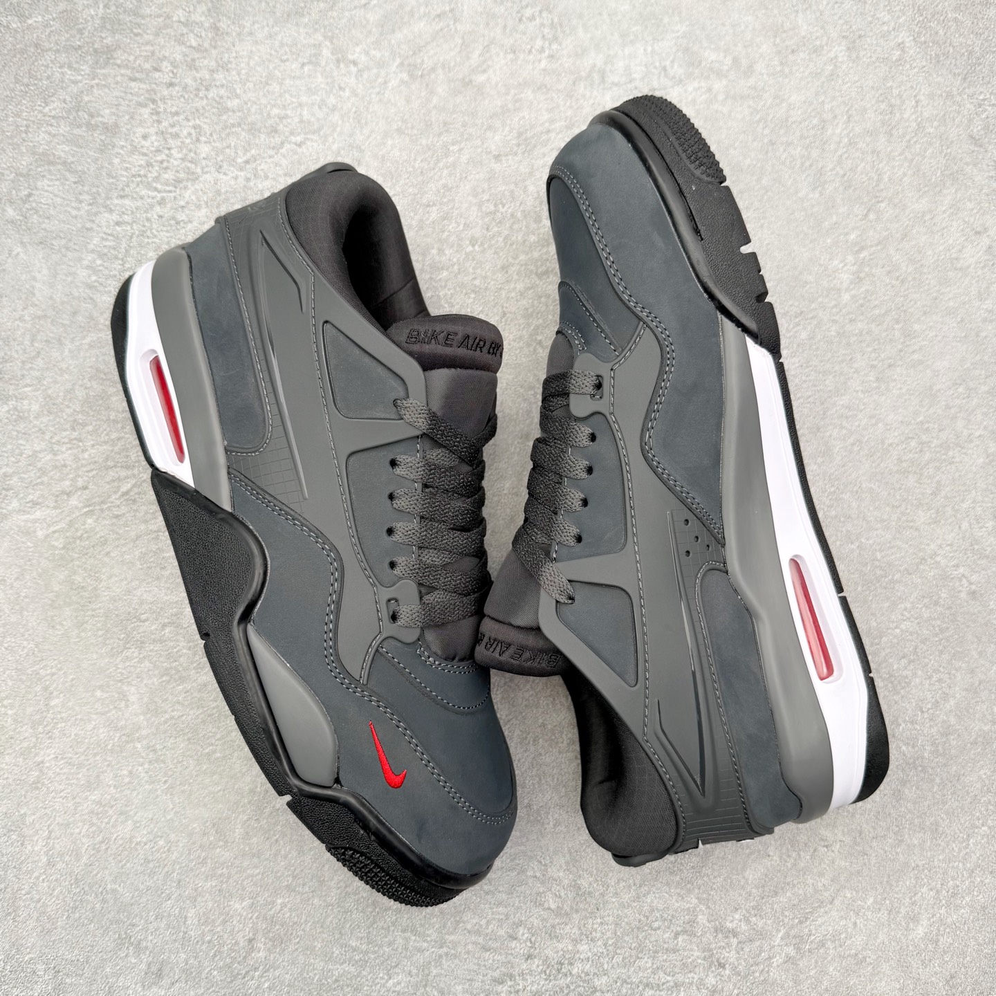 图片[3]-＃KZ纯原 Air Jordan AJ4 RM 重制版低帮复古篮球鞋 HF4334-004 亲自操刀耗时半年巨作 全套原纸板楦头开发 确保原汁原味 完美呈现版型 一比一鞋头弧度高度鞋身弧度 原厂TPU 正确内里网布 菱角分明不变形无多余毛边 柔软性质感一致于原鞋 原厂织唛标 原厂飞人电绣工艺 尾指中部跳三针 独家绑鞋带手法 印刷中底布 四线拉帮 米色美纹纸贴合固定 进口港宝加持 后跟自然饱满 全鞋荧光划线卡点 追求极致完美 每一双都是工艺品 多重QC质检 超越公司货的品控标准 实实在在的免检产品 采用了低帮的设计 并保留了众多AJ4的经典元素 鞋身以皮革、麂皮材质拼接打造 AJ4经典的TPU材质延伸至后跟 增强鞋款稳定性 而鞋身侧面的网格设计则被取消 尾部的NIKE AIR标志也得到保留 并同时带有飞人logo 中底部分同样搭载了可视AIR气垫 鞋底采用米白色中底和外底呈现 为整个设计收尾 尺码：36 36.5 37.5 38 38.5 39 40 40.5 41 42 42.5 43 44 44.5 45 46 47.5 48.5-选品中心