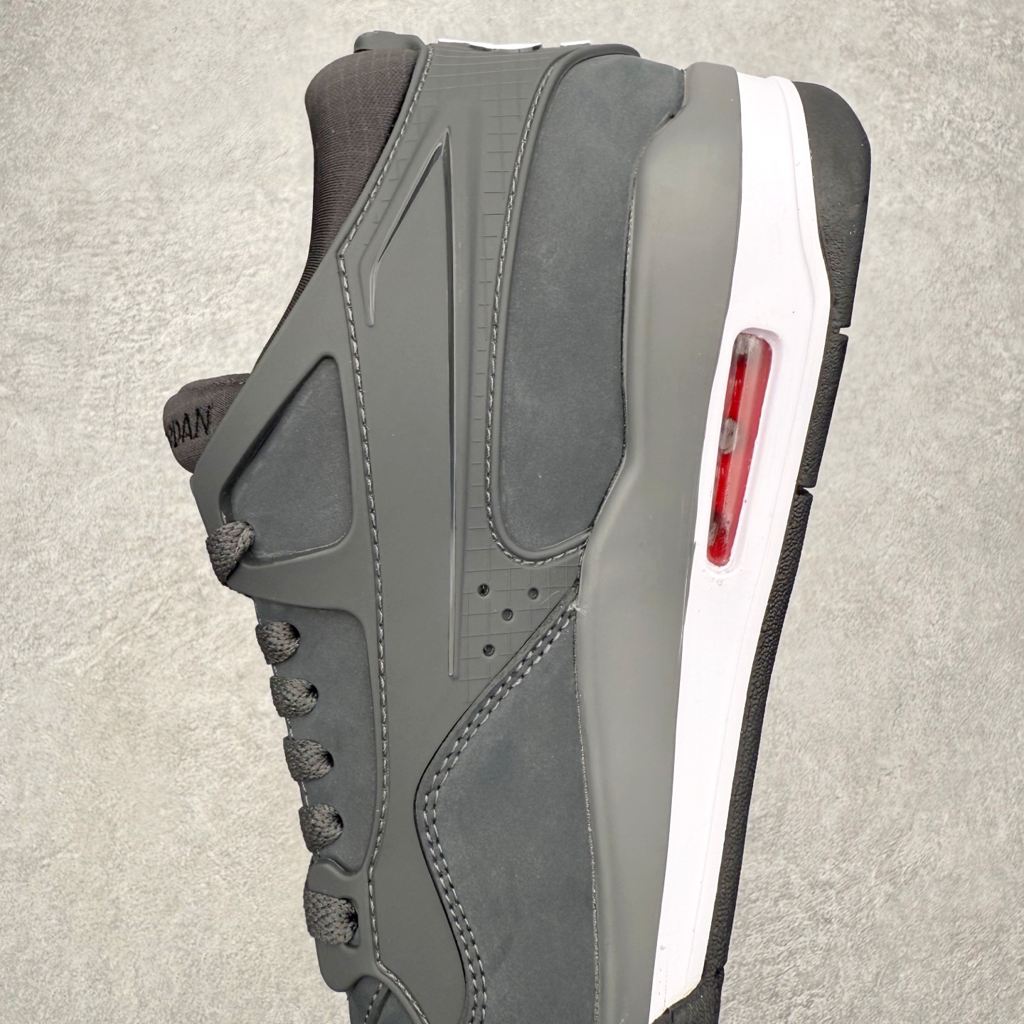 图片[7]-＃KZ纯原 Air Jordan AJ4 RM 重制版低帮复古篮球鞋 HF4334-004 亲自操刀耗时半年巨作 全套原纸板楦头开发 确保原汁原味 完美呈现版型 一比一鞋头弧度高度鞋身弧度 原厂TPU 正确内里网布 菱角分明不变形无多余毛边 柔软性质感一致于原鞋 原厂织唛标 原厂飞人电绣工艺 尾指中部跳三针 独家绑鞋带手法 印刷中底布 四线拉帮 米色美纹纸贴合固定 进口港宝加持 后跟自然饱满 全鞋荧光划线卡点 追求极致完美 每一双都是工艺品 多重QC质检 超越公司货的品控标准 实实在在的免检产品 采用了低帮的设计 并保留了众多AJ4的经典元素 鞋身以皮革、麂皮材质拼接打造 AJ4经典的TPU材质延伸至后跟 增强鞋款稳定性 而鞋身侧面的网格设计则被取消 尾部的NIKE AIR标志也得到保留 并同时带有飞人logo 中底部分同样搭载了可视AIR气垫 鞋底采用米白色中底和外底呈现 为整个设计收尾 尺码：36 36.5 37.5 38 38.5 39 40 40.5 41 42 42.5 43 44 44.5 45 46 47.5 48.5-选品中心
