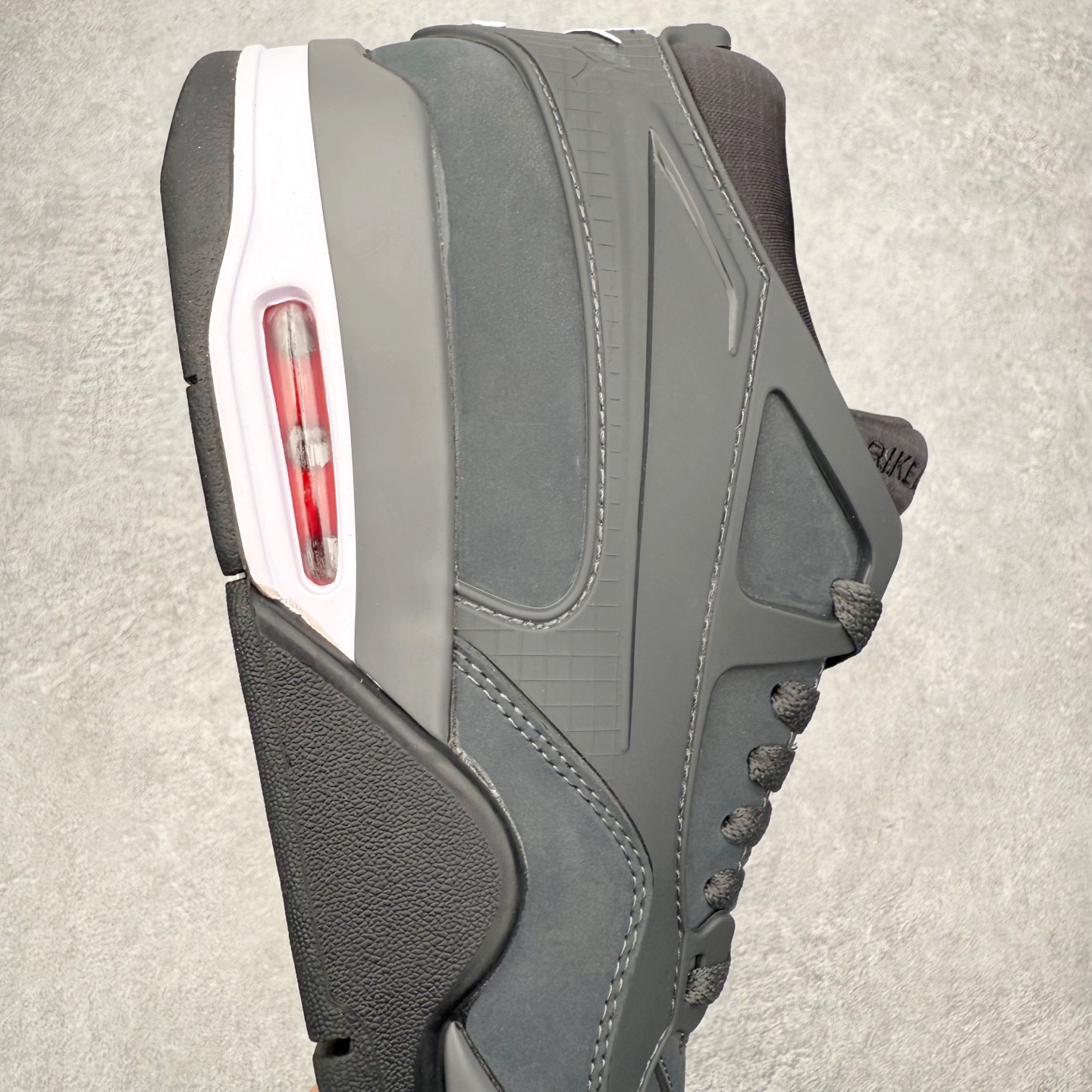 图片[6]-＃KZ纯原 Air Jordan AJ4 RM 重制版低帮复古篮球鞋 HF4334-004 亲自操刀耗时半年巨作 全套原纸板楦头开发 确保原汁原味 完美呈现版型 一比一鞋头弧度高度鞋身弧度 原厂TPU 正确内里网布 菱角分明不变形无多余毛边 柔软性质感一致于原鞋 原厂织唛标 原厂飞人电绣工艺 尾指中部跳三针 独家绑鞋带手法 印刷中底布 四线拉帮 米色美纹纸贴合固定 进口港宝加持 后跟自然饱满 全鞋荧光划线卡点 追求极致完美 每一双都是工艺品 多重QC质检 超越公司货的品控标准 实实在在的免检产品 采用了低帮的设计 并保留了众多AJ4的经典元素 鞋身以皮革、麂皮材质拼接打造 AJ4经典的TPU材质延伸至后跟 增强鞋款稳定性 而鞋身侧面的网格设计则被取消 尾部的NIKE AIR标志也得到保留 并同时带有飞人logo 中底部分同样搭载了可视AIR气垫 鞋底采用米白色中底和外底呈现 为整个设计收尾 尺码：36 36.5 37.5 38 38.5 39 40 40.5 41 42 42.5 43 44 44.5 45 46 47.5 48.5-选品中心