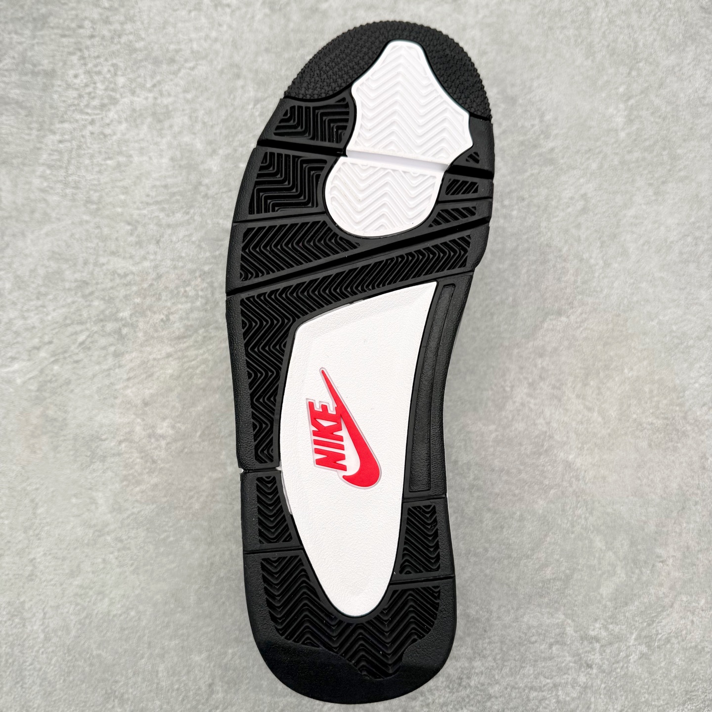 图片[9]-＃KZ纯原 Air Jordan AJ4 RM 重制版低帮复古篮球鞋 HF4334-004 亲自操刀耗时半年巨作 全套原纸板楦头开发 确保原汁原味 完美呈现版型 一比一鞋头弧度高度鞋身弧度 原厂TPU 正确内里网布 菱角分明不变形无多余毛边 柔软性质感一致于原鞋 原厂织唛标 原厂飞人电绣工艺 尾指中部跳三针 独家绑鞋带手法 印刷中底布 四线拉帮 米色美纹纸贴合固定 进口港宝加持 后跟自然饱满 全鞋荧光划线卡点 追求极致完美 每一双都是工艺品 多重QC质检 超越公司货的品控标准 实实在在的免检产品 采用了低帮的设计 并保留了众多AJ4的经典元素 鞋身以皮革、麂皮材质拼接打造 AJ4经典的TPU材质延伸至后跟 增强鞋款稳定性 而鞋身侧面的网格设计则被取消 尾部的NIKE AIR标志也得到保留 并同时带有飞人logo 中底部分同样搭载了可视AIR气垫 鞋底采用米白色中底和外底呈现 为整个设计收尾 尺码：36 36.5 37.5 38 38.5 39 40 40.5 41 42 42.5 43 44 44.5 45 46 47.5 48.5-选品中心