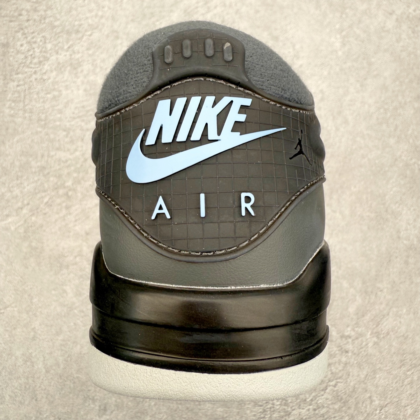 图片[8]-＃KZ纯原 Air Jordan AJ4 RM 重制版低帮复古篮球鞋 FQ7939-002 亲自操刀耗时半年巨作 全套原纸板楦头开发 确保原汁原味 完美呈现版型 一比一鞋头弧度高度鞋身弧度 原厂TPU 正确内里网布 菱角分明不变形无多余毛边 柔软性质感一致于原鞋 原厂织唛标 原厂飞人电绣工艺 尾指中部跳三针 独家绑鞋带手法 印刷中底布 四线拉帮 米色美纹纸贴合固定 进口港宝加持 后跟自然饱满 全鞋荧光划线卡点 追求极致完美 每一双都是工艺品 多重QC质检 超越公司货的品控标准 实实在在的免检产品 采用了低帮的设计 并保留了众多AJ4的经典元素 鞋身以皮革、麂皮材质拼接打造 AJ4经典的TPU材质延伸至后跟 增强鞋款稳定性 而鞋身侧面的网格设计则被取消 尾部的NIKE AIR标志也得到保留 并同时带有飞人logo 中底部分同样搭载了可视AIR气垫 鞋底采用米白色中底和外底呈现 为整个设计收尾 尺码：36 36.5 37.5 38 38.5 39 40 40.5 41 42 42.5 43 44 44.5 45 46 47.5 48.5-选品中心