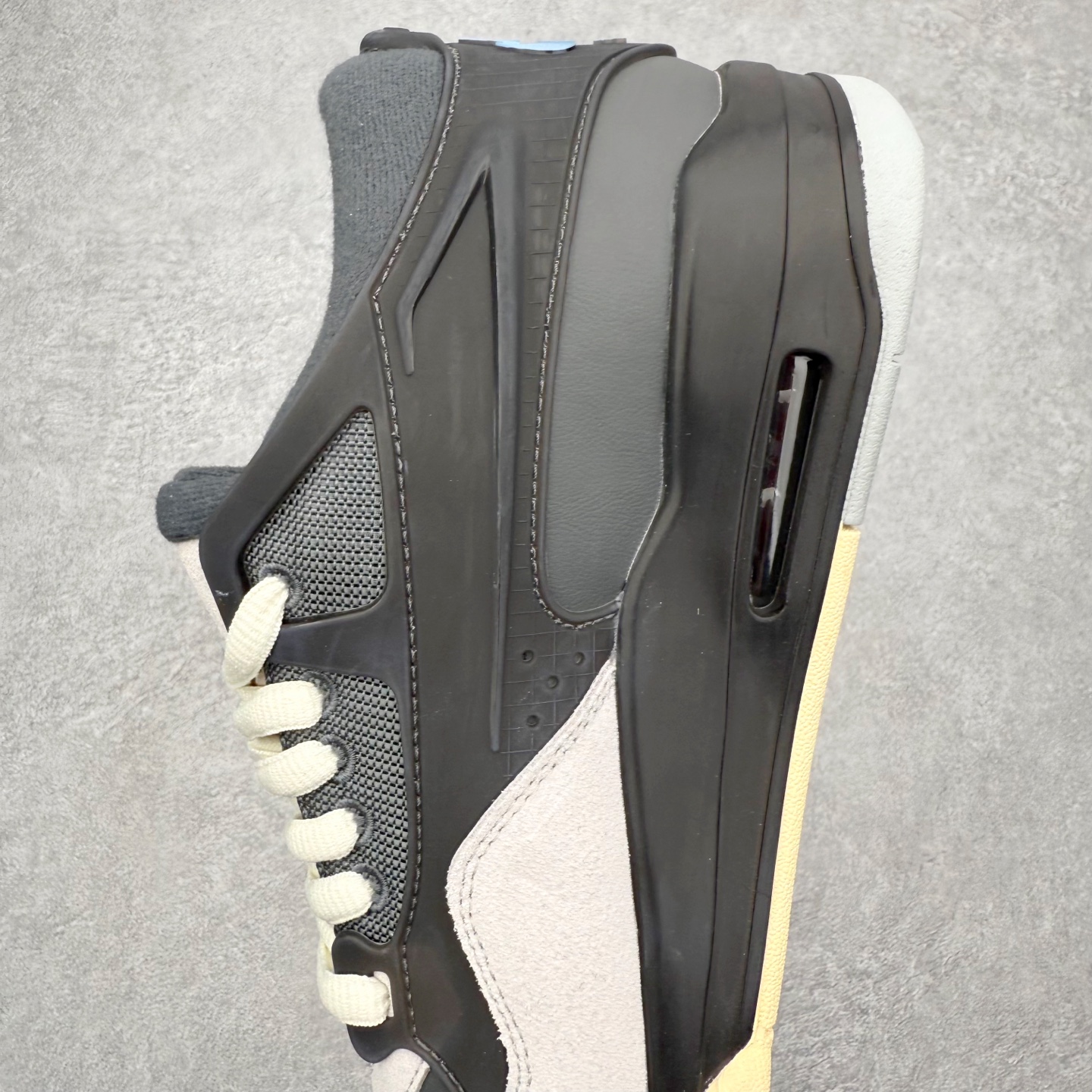 图片[7]-＃KZ纯原 Air Jordan AJ4 RM 重制版低帮复古篮球鞋 FQ7939-002 亲自操刀耗时半年巨作 全套原纸板楦头开发 确保原汁原味 完美呈现版型 一比一鞋头弧度高度鞋身弧度 原厂TPU 正确内里网布 菱角分明不变形无多余毛边 柔软性质感一致于原鞋 原厂织唛标 原厂飞人电绣工艺 尾指中部跳三针 独家绑鞋带手法 印刷中底布 四线拉帮 米色美纹纸贴合固定 进口港宝加持 后跟自然饱满 全鞋荧光划线卡点 追求极致完美 每一双都是工艺品 多重QC质检 超越公司货的品控标准 实实在在的免检产品 采用了低帮的设计 并保留了众多AJ4的经典元素 鞋身以皮革、麂皮材质拼接打造 AJ4经典的TPU材质延伸至后跟 增强鞋款稳定性 而鞋身侧面的网格设计则被取消 尾部的NIKE AIR标志也得到保留 并同时带有飞人logo 中底部分同样搭载了可视AIR气垫 鞋底采用米白色中底和外底呈现 为整个设计收尾 尺码：36 36.5 37.5 38 38.5 39 40 40.5 41 42 42.5 43 44 44.5 45 46 47.5 48.5-选品中心