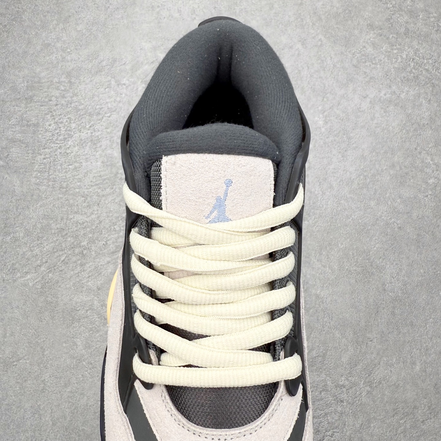 图片[5]-＃KZ纯原 Air Jordan AJ4 RM 重制版低帮复古篮球鞋 FQ7939-002 亲自操刀耗时半年巨作 全套原纸板楦头开发 确保原汁原味 完美呈现版型 一比一鞋头弧度高度鞋身弧度 原厂TPU 正确内里网布 菱角分明不变形无多余毛边 柔软性质感一致于原鞋 原厂织唛标 原厂飞人电绣工艺 尾指中部跳三针 独家绑鞋带手法 印刷中底布 四线拉帮 米色美纹纸贴合固定 进口港宝加持 后跟自然饱满 全鞋荧光划线卡点 追求极致完美 每一双都是工艺品 多重QC质检 超越公司货的品控标准 实实在在的免检产品 采用了低帮的设计 并保留了众多AJ4的经典元素 鞋身以皮革、麂皮材质拼接打造 AJ4经典的TPU材质延伸至后跟 增强鞋款稳定性 而鞋身侧面的网格设计则被取消 尾部的NIKE AIR标志也得到保留 并同时带有飞人logo 中底部分同样搭载了可视AIR气垫 鞋底采用米白色中底和外底呈现 为整个设计收尾 尺码：36 36.5 37.5 38 38.5 39 40 40.5 41 42 42.5 43 44 44.5 45 46 47.5 48.5-选品中心