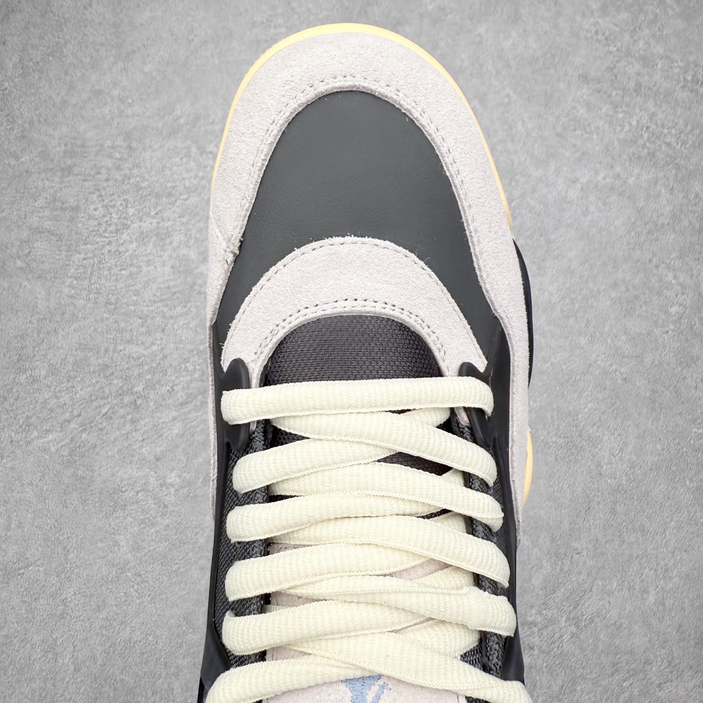 图片[4]-＃KZ纯原 Air Jordan AJ4 RM 重制版低帮复古篮球鞋 FQ7939-002 亲自操刀耗时半年巨作 全套原纸板楦头开发 确保原汁原味 完美呈现版型 一比一鞋头弧度高度鞋身弧度 原厂TPU 正确内里网布 菱角分明不变形无多余毛边 柔软性质感一致于原鞋 原厂织唛标 原厂飞人电绣工艺 尾指中部跳三针 独家绑鞋带手法 印刷中底布 四线拉帮 米色美纹纸贴合固定 进口港宝加持 后跟自然饱满 全鞋荧光划线卡点 追求极致完美 每一双都是工艺品 多重QC质检 超越公司货的品控标准 实实在在的免检产品 采用了低帮的设计 并保留了众多AJ4的经典元素 鞋身以皮革、麂皮材质拼接打造 AJ4经典的TPU材质延伸至后跟 增强鞋款稳定性 而鞋身侧面的网格设计则被取消 尾部的NIKE AIR标志也得到保留 并同时带有飞人logo 中底部分同样搭载了可视AIR气垫 鞋底采用米白色中底和外底呈现 为整个设计收尾 尺码：36 36.5 37.5 38 38.5 39 40 40.5 41 42 42.5 43 44 44.5 45 46 47.5 48.5-选品中心