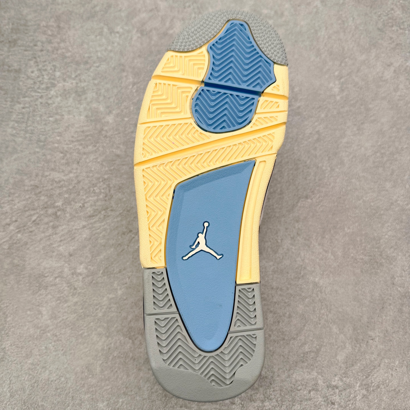 图片[9]-＃KZ纯原 Air Jordan AJ4 RM 重制版低帮复古篮球鞋 FQ7939-002 亲自操刀耗时半年巨作 全套原纸板楦头开发 确保原汁原味 完美呈现版型 一比一鞋头弧度高度鞋身弧度 原厂TPU 正确内里网布 菱角分明不变形无多余毛边 柔软性质感一致于原鞋 原厂织唛标 原厂飞人电绣工艺 尾指中部跳三针 独家绑鞋带手法 印刷中底布 四线拉帮 米色美纹纸贴合固定 进口港宝加持 后跟自然饱满 全鞋荧光划线卡点 追求极致完美 每一双都是工艺品 多重QC质检 超越公司货的品控标准 实实在在的免检产品 采用了低帮的设计 并保留了众多AJ4的经典元素 鞋身以皮革、麂皮材质拼接打造 AJ4经典的TPU材质延伸至后跟 增强鞋款稳定性 而鞋身侧面的网格设计则被取消 尾部的NIKE AIR标志也得到保留 并同时带有飞人logo 中底部分同样搭载了可视AIR气垫 鞋底采用米白色中底和外底呈现 为整个设计收尾 尺码：36 36.5 37.5 38 38.5 39 40 40.5 41 42 42.5 43 44 44.5 45 46 47.5 48.5-选品中心