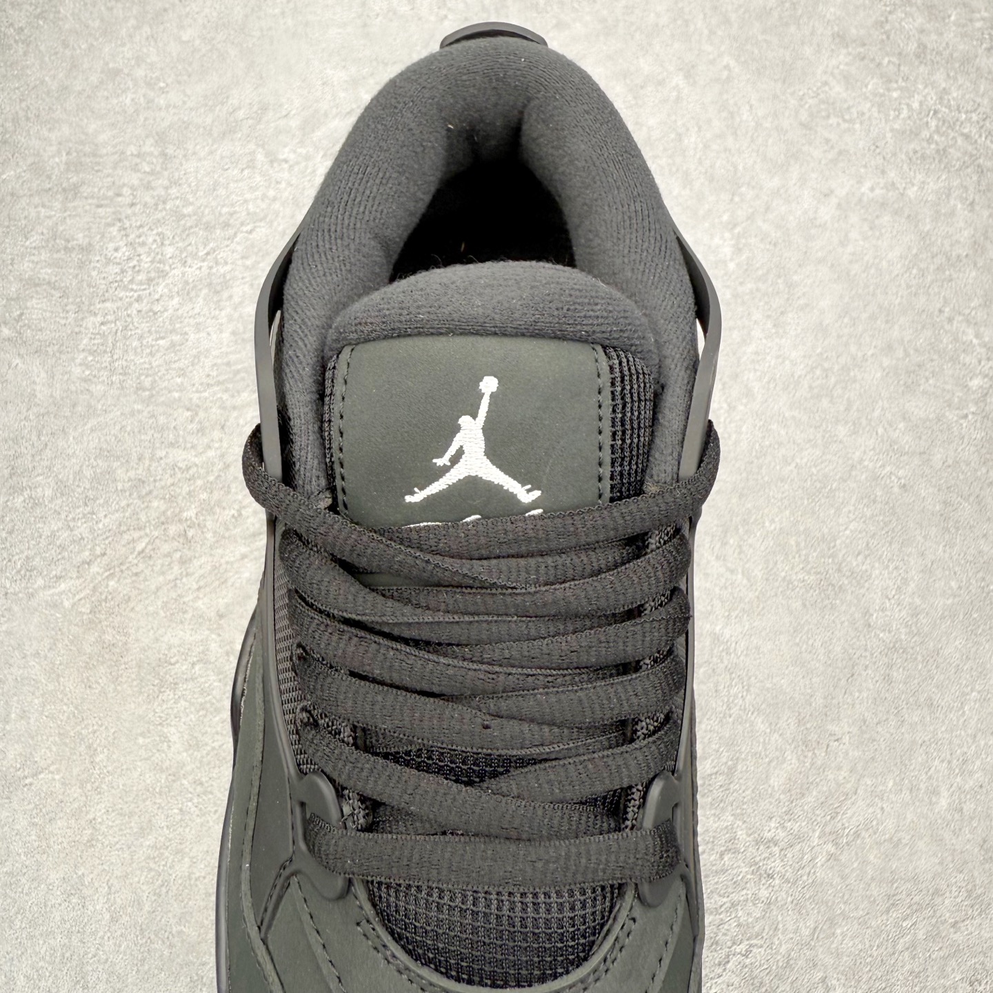 图片[5]-＃KZ纯原 Air Jordan AJ4 RM 重制版低帮复古篮球鞋 FQ7939-004 亲自操刀耗时半年巨作 全套原纸板楦头开发 确保原汁原味 完美呈现版型 一比一鞋头弧度高度鞋身弧度 原厂TPU 正确内里网布 菱角分明不变形无多余毛边 柔软性质感一致于原鞋 原厂织唛标 原厂飞人电绣工艺 尾指中部跳三针 独家绑鞋带手法 印刷中底布 四线拉帮 米色美纹纸贴合固定 进口港宝加持 后跟自然饱满 全鞋荧光划线卡点 追求极致完美 每一双都是工艺品 多重QC质检 超越公司货的品控标准 实实在在的免检产品 采用了低帮的设计 并保留了众多AJ4的经典元素 鞋身以皮革、麂皮材质拼接打造 AJ4经典的TPU材质延伸至后跟 增强鞋款稳定性 而鞋身侧面的网格设计则被取消 尾部的NIKE AIR标志也得到保留 并同时带有飞人logo 中底部分同样搭载了可视AIR气垫 鞋底采用米白色中底和外底呈现 为整个设计收尾 尺码：36 36.5 37.5 38 38.5 39 40 40.5 41 42 42.5 43 44 44.5 45 46 47.5 48.5-选品中心