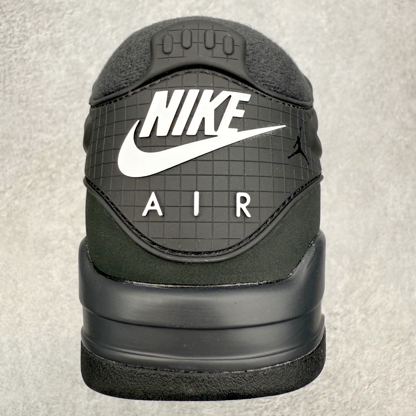 图片[8]-＃KZ纯原 Air Jordan AJ4 RM 重制版低帮复古篮球鞋 FQ7939-004 亲自操刀耗时半年巨作 全套原纸板楦头开发 确保原汁原味 完美呈现版型 一比一鞋头弧度高度鞋身弧度 原厂TPU 正确内里网布 菱角分明不变形无多余毛边 柔软性质感一致于原鞋 原厂织唛标 原厂飞人电绣工艺 尾指中部跳三针 独家绑鞋带手法 印刷中底布 四线拉帮 米色美纹纸贴合固定 进口港宝加持 后跟自然饱满 全鞋荧光划线卡点 追求极致完美 每一双都是工艺品 多重QC质检 超越公司货的品控标准 实实在在的免检产品 采用了低帮的设计 并保留了众多AJ4的经典元素 鞋身以皮革、麂皮材质拼接打造 AJ4经典的TPU材质延伸至后跟 增强鞋款稳定性 而鞋身侧面的网格设计则被取消 尾部的NIKE AIR标志也得到保留 并同时带有飞人logo 中底部分同样搭载了可视AIR气垫 鞋底采用米白色中底和外底呈现 为整个设计收尾 尺码：36 36.5 37.5 38 38.5 39 40 40.5 41 42 42.5 43 44 44.5 45 46 47.5 48.5-选品中心