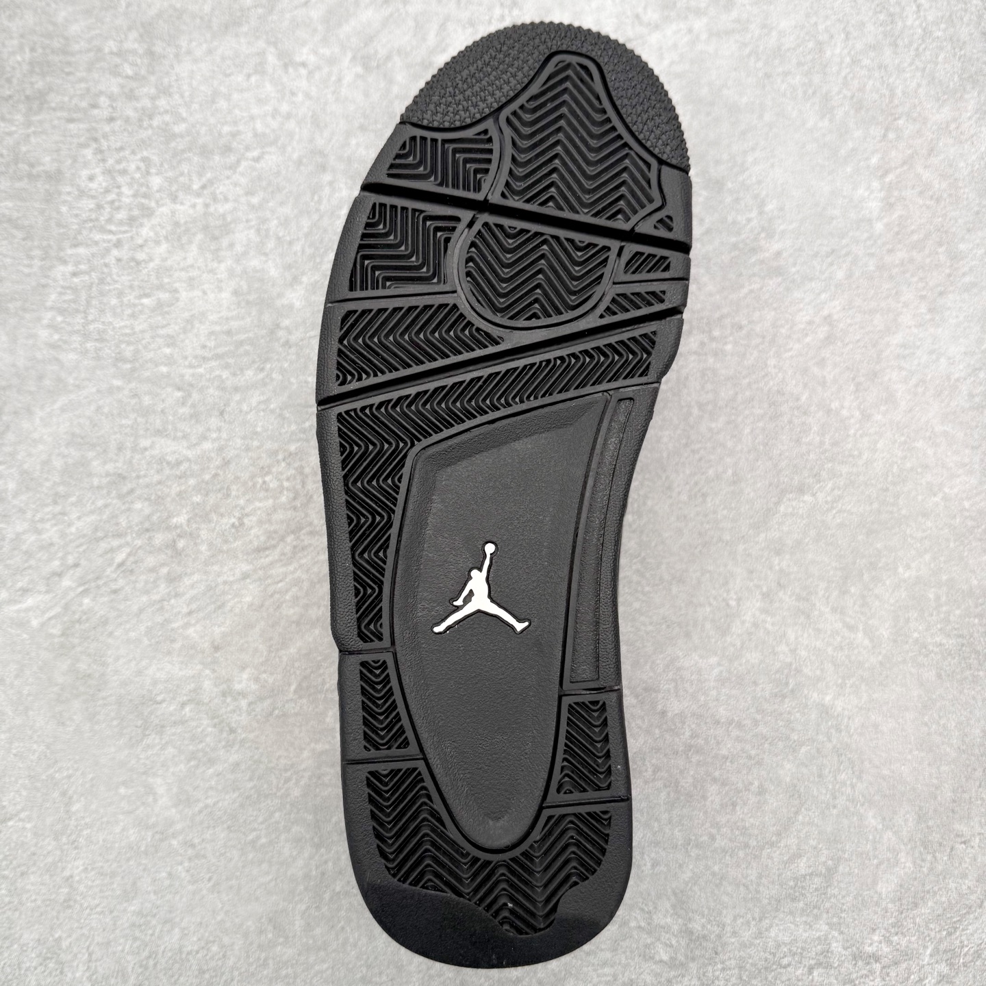 图片[9]-＃KZ纯原 Air Jordan AJ4 RM 重制版低帮复古篮球鞋 FQ7939-004 亲自操刀耗时半年巨作 全套原纸板楦头开发 确保原汁原味 完美呈现版型 一比一鞋头弧度高度鞋身弧度 原厂TPU 正确内里网布 菱角分明不变形无多余毛边 柔软性质感一致于原鞋 原厂织唛标 原厂飞人电绣工艺 尾指中部跳三针 独家绑鞋带手法 印刷中底布 四线拉帮 米色美纹纸贴合固定 进口港宝加持 后跟自然饱满 全鞋荧光划线卡点 追求极致完美 每一双都是工艺品 多重QC质检 超越公司货的品控标准 实实在在的免检产品 采用了低帮的设计 并保留了众多AJ4的经典元素 鞋身以皮革、麂皮材质拼接打造 AJ4经典的TPU材质延伸至后跟 增强鞋款稳定性 而鞋身侧面的网格设计则被取消 尾部的NIKE AIR标志也得到保留 并同时带有飞人logo 中底部分同样搭载了可视AIR气垫 鞋底采用米白色中底和外底呈现 为整个设计收尾 尺码：36 36.5 37.5 38 38.5 39 40 40.5 41 42 42.5 43 44 44.5 45 46 47.5 48.5-选品中心