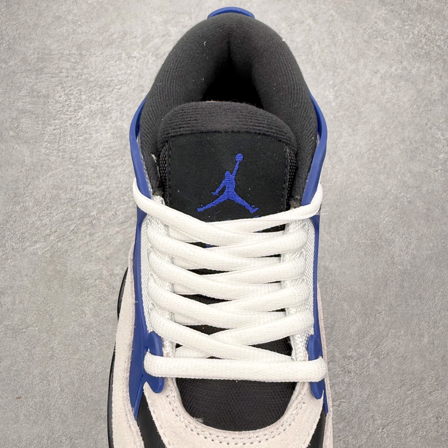 图片[5]-＃KZ纯原 Air Jordan AJ4 RM 重制版低帮复古篮球鞋 FQ7939-140 亲自操刀耗时半年巨作 全套原纸板楦头开发 确保原汁原味 完美呈现版型 一比一鞋头弧度高度鞋身弧度 原厂TPU 正确内里网布 菱角分明不变形无多余毛边 柔软性质感一致于原鞋 原厂织唛标 原厂飞人电绣工艺 尾指中部跳三针 独家绑鞋带手法 印刷中底布 四线拉帮 米色美纹纸贴合固定 进口港宝加持 后跟自然饱满 全鞋荧光划线卡点 追求极致完美 每一双都是工艺品 多重QC质检 超越公司货的品控标准 实实在在的免检产品 采用了低帮的设计 并保留了众多AJ4的经典元素 鞋身以皮革、麂皮材质拼接打造 AJ4经典的TPU材质延伸至后跟 增强鞋款稳定性 而鞋身侧面的网格设计则被取消 尾部的NIKE AIR标志也得到保留 并同时带有飞人logo 中底部分同样搭载了可视AIR气垫 鞋底采用米白色中底和外底呈现 为整个设计收尾 尺码：36 36.5 37.5 38 38.5 39 40 40.5 41 42 42.5 43 44 44.5 45 46 47.5 48.5-选品中心