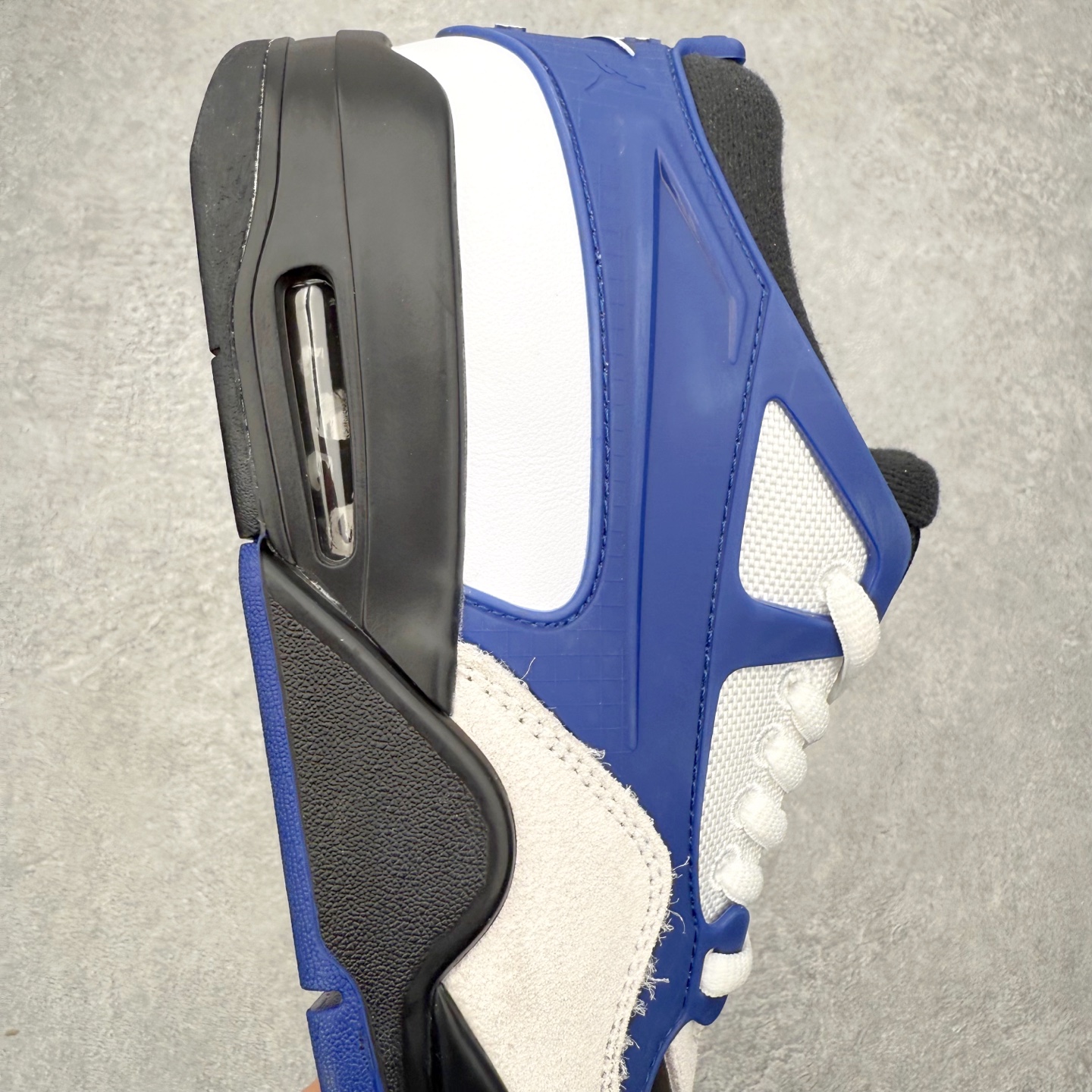 图片[6]-＃KZ纯原 Air Jordan AJ4 RM 重制版低帮复古篮球鞋 FQ7939-140 亲自操刀耗时半年巨作 全套原纸板楦头开发 确保原汁原味 完美呈现版型 一比一鞋头弧度高度鞋身弧度 原厂TPU 正确内里网布 菱角分明不变形无多余毛边 柔软性质感一致于原鞋 原厂织唛标 原厂飞人电绣工艺 尾指中部跳三针 独家绑鞋带手法 印刷中底布 四线拉帮 米色美纹纸贴合固定 进口港宝加持 后跟自然饱满 全鞋荧光划线卡点 追求极致完美 每一双都是工艺品 多重QC质检 超越公司货的品控标准 实实在在的免检产品 采用了低帮的设计 并保留了众多AJ4的经典元素 鞋身以皮革、麂皮材质拼接打造 AJ4经典的TPU材质延伸至后跟 增强鞋款稳定性 而鞋身侧面的网格设计则被取消 尾部的NIKE AIR标志也得到保留 并同时带有飞人logo 中底部分同样搭载了可视AIR气垫 鞋底采用米白色中底和外底呈现 为整个设计收尾 尺码：36 36.5 37.5 38 38.5 39 40 40.5 41 42 42.5 43 44 44.5 45 46 47.5 48.5-选品中心