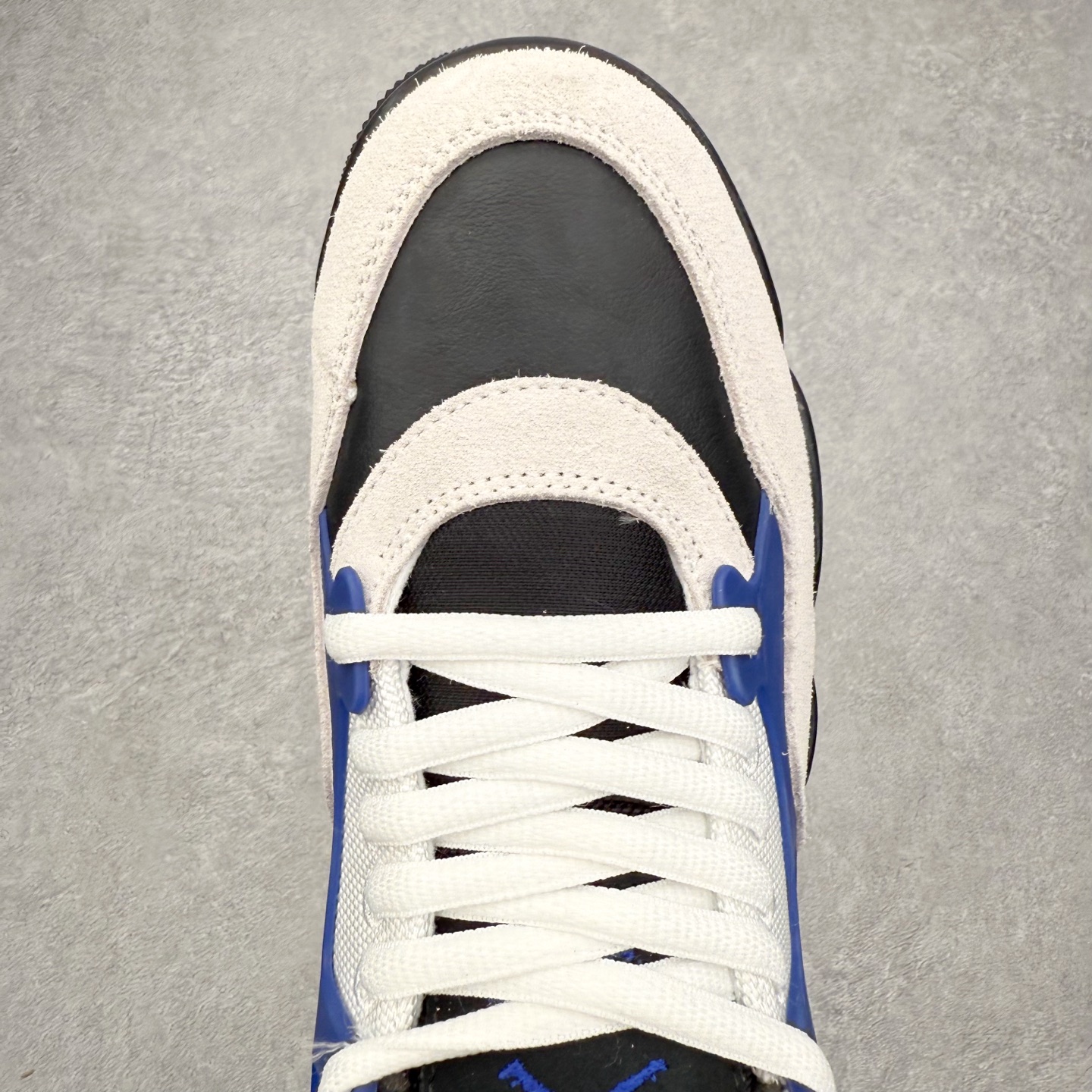 图片[4]-＃KZ纯原 Air Jordan AJ4 RM 重制版低帮复古篮球鞋 FQ7939-140 亲自操刀耗时半年巨作 全套原纸板楦头开发 确保原汁原味 完美呈现版型 一比一鞋头弧度高度鞋身弧度 原厂TPU 正确内里网布 菱角分明不变形无多余毛边 柔软性质感一致于原鞋 原厂织唛标 原厂飞人电绣工艺 尾指中部跳三针 独家绑鞋带手法 印刷中底布 四线拉帮 米色美纹纸贴合固定 进口港宝加持 后跟自然饱满 全鞋荧光划线卡点 追求极致完美 每一双都是工艺品 多重QC质检 超越公司货的品控标准 实实在在的免检产品 采用了低帮的设计 并保留了众多AJ4的经典元素 鞋身以皮革、麂皮材质拼接打造 AJ4经典的TPU材质延伸至后跟 增强鞋款稳定性 而鞋身侧面的网格设计则被取消 尾部的NIKE AIR标志也得到保留 并同时带有飞人logo 中底部分同样搭载了可视AIR气垫 鞋底采用米白色中底和外底呈现 为整个设计收尾 尺码：36 36.5 37.5 38 38.5 39 40 40.5 41 42 42.5 43 44 44.5 45 46 47.5 48.5-选品中心