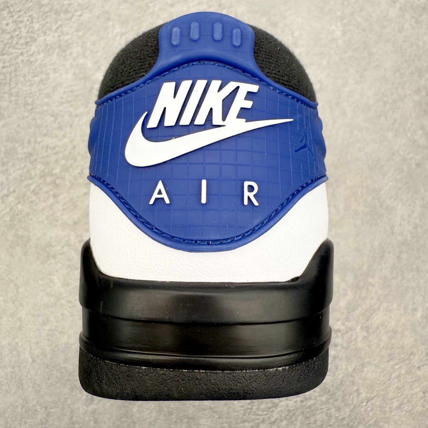 图片[8]-＃KZ纯原 Air Jordan AJ4 RM 重制版低帮复古篮球鞋 FQ7939-140 亲自操刀耗时半年巨作 全套原纸板楦头开发 确保原汁原味 完美呈现版型 一比一鞋头弧度高度鞋身弧度 原厂TPU 正确内里网布 菱角分明不变形无多余毛边 柔软性质感一致于原鞋 原厂织唛标 原厂飞人电绣工艺 尾指中部跳三针 独家绑鞋带手法 印刷中底布 四线拉帮 米色美纹纸贴合固定 进口港宝加持 后跟自然饱满 全鞋荧光划线卡点 追求极致完美 每一双都是工艺品 多重QC质检 超越公司货的品控标准 实实在在的免检产品 采用了低帮的设计 并保留了众多AJ4的经典元素 鞋身以皮革、麂皮材质拼接打造 AJ4经典的TPU材质延伸至后跟 增强鞋款稳定性 而鞋身侧面的网格设计则被取消 尾部的NIKE AIR标志也得到保留 并同时带有飞人logo 中底部分同样搭载了可视AIR气垫 鞋底采用米白色中底和外底呈现 为整个设计收尾 尺码：36 36.5 37.5 38 38.5 39 40 40.5 41 42 42.5 43 44 44.5 45 46 47.5 48.5-选品中心