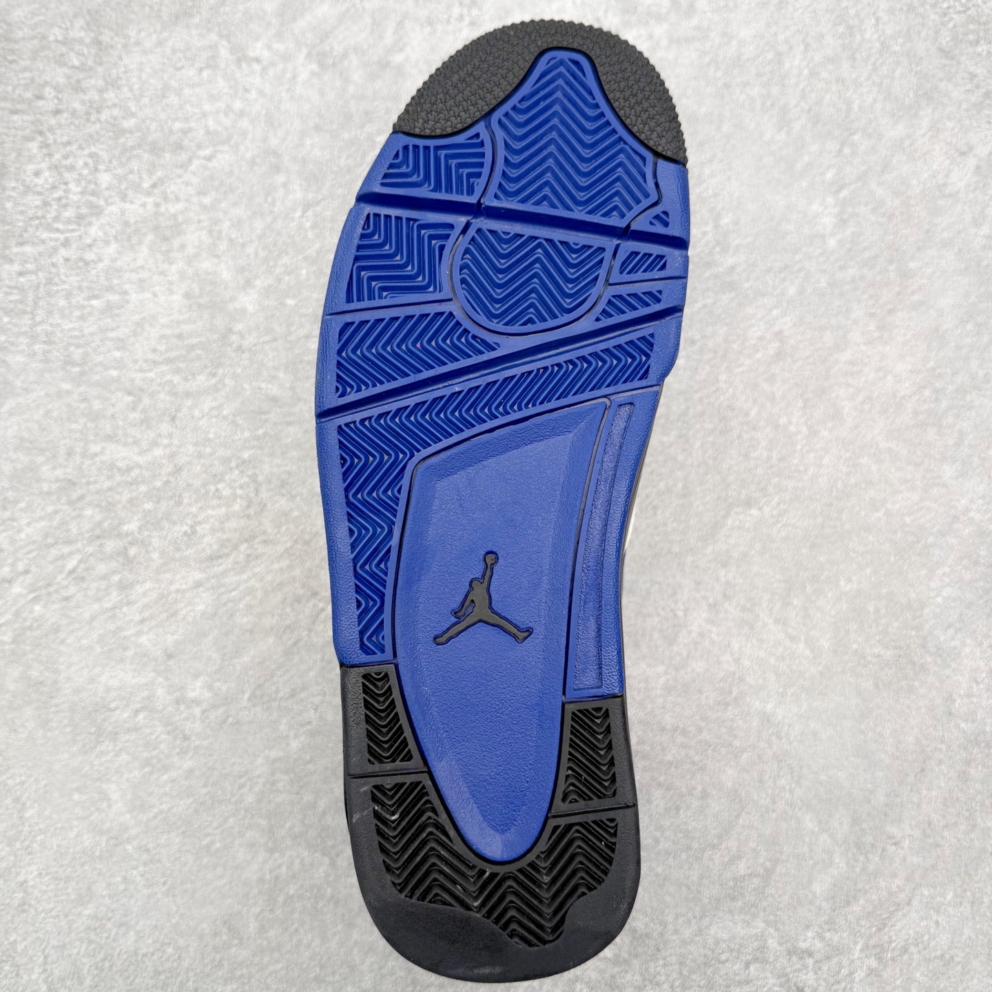 图片[9]-＃KZ纯原 Air Jordan AJ4 RM 重制版低帮复古篮球鞋 FQ7939-140 亲自操刀耗时半年巨作 全套原纸板楦头开发 确保原汁原味 完美呈现版型 一比一鞋头弧度高度鞋身弧度 原厂TPU 正确内里网布 菱角分明不变形无多余毛边 柔软性质感一致于原鞋 原厂织唛标 原厂飞人电绣工艺 尾指中部跳三针 独家绑鞋带手法 印刷中底布 四线拉帮 米色美纹纸贴合固定 进口港宝加持 后跟自然饱满 全鞋荧光划线卡点 追求极致完美 每一双都是工艺品 多重QC质检 超越公司货的品控标准 实实在在的免检产品 采用了低帮的设计 并保留了众多AJ4的经典元素 鞋身以皮革、麂皮材质拼接打造 AJ4经典的TPU材质延伸至后跟 增强鞋款稳定性 而鞋身侧面的网格设计则被取消 尾部的NIKE AIR标志也得到保留 并同时带有飞人logo 中底部分同样搭载了可视AIR气垫 鞋底采用米白色中底和外底呈现 为整个设计收尾 尺码：36 36.5 37.5 38 38.5 39 40 40.5 41 42 42.5 43 44 44.5 45 46 47.5 48.5-选品中心