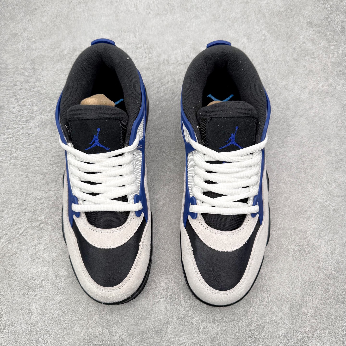 图片[2]-＃KZ纯原 Air Jordan AJ4 RM 重制版低帮复古篮球鞋 FQ7939-140 亲自操刀耗时半年巨作 全套原纸板楦头开发 确保原汁原味 完美呈现版型 一比一鞋头弧度高度鞋身弧度 原厂TPU 正确内里网布 菱角分明不变形无多余毛边 柔软性质感一致于原鞋 原厂织唛标 原厂飞人电绣工艺 尾指中部跳三针 独家绑鞋带手法 印刷中底布 四线拉帮 米色美纹纸贴合固定 进口港宝加持 后跟自然饱满 全鞋荧光划线卡点 追求极致完美 每一双都是工艺品 多重QC质检 超越公司货的品控标准 实实在在的免检产品 采用了低帮的设计 并保留了众多AJ4的经典元素 鞋身以皮革、麂皮材质拼接打造 AJ4经典的TPU材质延伸至后跟 增强鞋款稳定性 而鞋身侧面的网格设计则被取消 尾部的NIKE AIR标志也得到保留 并同时带有飞人logo 中底部分同样搭载了可视AIR气垫 鞋底采用米白色中底和外底呈现 为整个设计收尾 尺码：36 36.5 37.5 38 38.5 39 40 40.5 41 42 42.5 43 44 44.5 45 46 47.5 48.5-选品中心