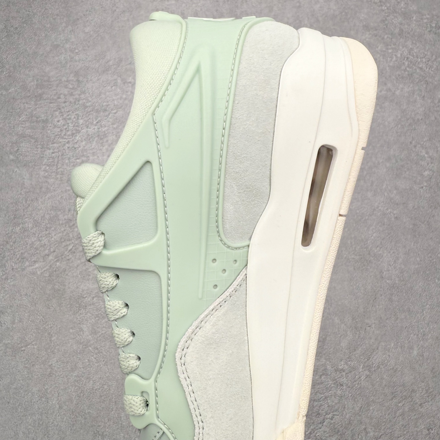 图片[7]-＃KZ纯原 Air Jordan AJ4 RM 重制版低帮复古篮球鞋 FQ7940-003 亲自操刀耗时半年巨作 全套原纸板楦头开发 确保原汁原味 完美呈现版型 一比一鞋头弧度高度鞋身弧度 原厂TPU 正确内里网布 菱角分明不变形无多余毛边 柔软性质感一致于原鞋 原厂织唛标 原厂飞人电绣工艺 尾指中部跳三针 独家绑鞋带手法 印刷中底布 四线拉帮 米色美纹纸贴合固定 进口港宝加持 后跟自然饱满 全鞋荧光划线卡点 追求极致完美 每一双都是工艺品 多重QC质检 超越公司货的品控标准 实实在在的免检产品 采用了低帮的设计 并保留了众多AJ4的经典元素 鞋身以皮革、麂皮材质拼接打造 AJ4经典的TPU材质延伸至后跟 增强鞋款稳定性 而鞋身侧面的网格设计则被取消 尾部的NIKE AIR标志也得到保留 并同时带有飞人logo 中底部分同样搭载了可视AIR气垫 鞋底采用米白色中底和外底呈现 为整个设计收尾 尺码：36 36.5 37.5 38 38.5 39 40 40.5 41 42 42.5 43 44 44.5 45 46 47.5 48.5-选品中心