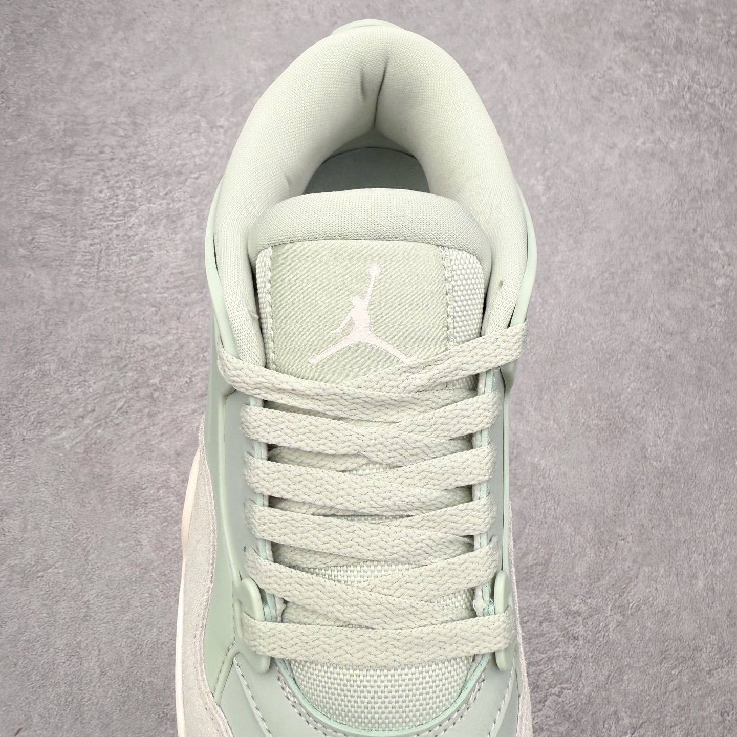 图片[5]-＃KZ纯原 Air Jordan AJ4 RM 重制版低帮复古篮球鞋 FQ7940-003 亲自操刀耗时半年巨作 全套原纸板楦头开发 确保原汁原味 完美呈现版型 一比一鞋头弧度高度鞋身弧度 原厂TPU 正确内里网布 菱角分明不变形无多余毛边 柔软性质感一致于原鞋 原厂织唛标 原厂飞人电绣工艺 尾指中部跳三针 独家绑鞋带手法 印刷中底布 四线拉帮 米色美纹纸贴合固定 进口港宝加持 后跟自然饱满 全鞋荧光划线卡点 追求极致完美 每一双都是工艺品 多重QC质检 超越公司货的品控标准 实实在在的免检产品 采用了低帮的设计 并保留了众多AJ4的经典元素 鞋身以皮革、麂皮材质拼接打造 AJ4经典的TPU材质延伸至后跟 增强鞋款稳定性 而鞋身侧面的网格设计则被取消 尾部的NIKE AIR标志也得到保留 并同时带有飞人logo 中底部分同样搭载了可视AIR气垫 鞋底采用米白色中底和外底呈现 为整个设计收尾 尺码：36 36.5 37.5 38 38.5 39 40 40.5 41 42 42.5 43 44 44.5 45 46 47.5 48.5-选品中心