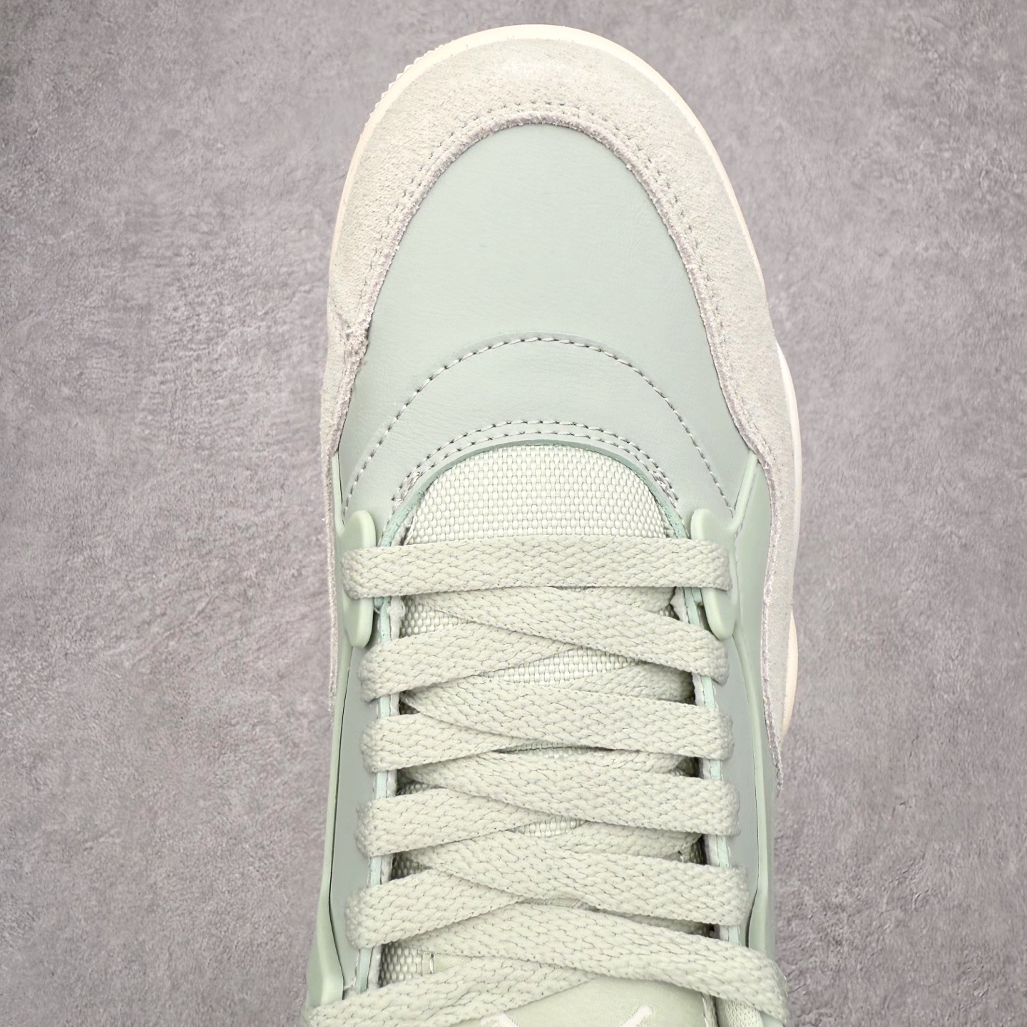 图片[4]-＃KZ纯原 Air Jordan AJ4 RM 重制版低帮复古篮球鞋 FQ7940-003 亲自操刀耗时半年巨作 全套原纸板楦头开发 确保原汁原味 完美呈现版型 一比一鞋头弧度高度鞋身弧度 原厂TPU 正确内里网布 菱角分明不变形无多余毛边 柔软性质感一致于原鞋 原厂织唛标 原厂飞人电绣工艺 尾指中部跳三针 独家绑鞋带手法 印刷中底布 四线拉帮 米色美纹纸贴合固定 进口港宝加持 后跟自然饱满 全鞋荧光划线卡点 追求极致完美 每一双都是工艺品 多重QC质检 超越公司货的品控标准 实实在在的免检产品 采用了低帮的设计 并保留了众多AJ4的经典元素 鞋身以皮革、麂皮材质拼接打造 AJ4经典的TPU材质延伸至后跟 增强鞋款稳定性 而鞋身侧面的网格设计则被取消 尾部的NIKE AIR标志也得到保留 并同时带有飞人logo 中底部分同样搭载了可视AIR气垫 鞋底采用米白色中底和外底呈现 为整个设计收尾 尺码：36 36.5 37.5 38 38.5 39 40 40.5 41 42 42.5 43 44 44.5 45 46 47.5 48.5-选品中心