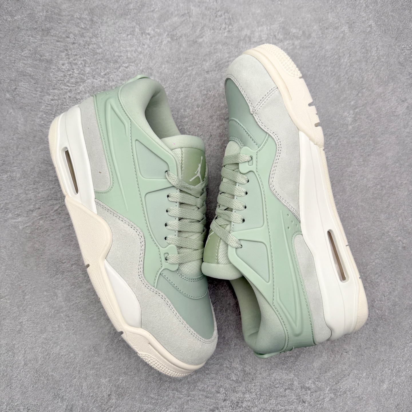 图片[3]-＃KZ纯原 Air Jordan AJ4 RM 重制版低帮复古篮球鞋 FQ7940-003 亲自操刀耗时半年巨作 全套原纸板楦头开发 确保原汁原味 完美呈现版型 一比一鞋头弧度高度鞋身弧度 原厂TPU 正确内里网布 菱角分明不变形无多余毛边 柔软性质感一致于原鞋 原厂织唛标 原厂飞人电绣工艺 尾指中部跳三针 独家绑鞋带手法 印刷中底布 四线拉帮 米色美纹纸贴合固定 进口港宝加持 后跟自然饱满 全鞋荧光划线卡点 追求极致完美 每一双都是工艺品 多重QC质检 超越公司货的品控标准 实实在在的免检产品 采用了低帮的设计 并保留了众多AJ4的经典元素 鞋身以皮革、麂皮材质拼接打造 AJ4经典的TPU材质延伸至后跟 增强鞋款稳定性 而鞋身侧面的网格设计则被取消 尾部的NIKE AIR标志也得到保留 并同时带有飞人logo 中底部分同样搭载了可视AIR气垫 鞋底采用米白色中底和外底呈现 为整个设计收尾 尺码：36 36.5 37.5 38 38.5 39 40 40.5 41 42 42.5 43 44 44.5 45 46 47.5 48.5-选品中心