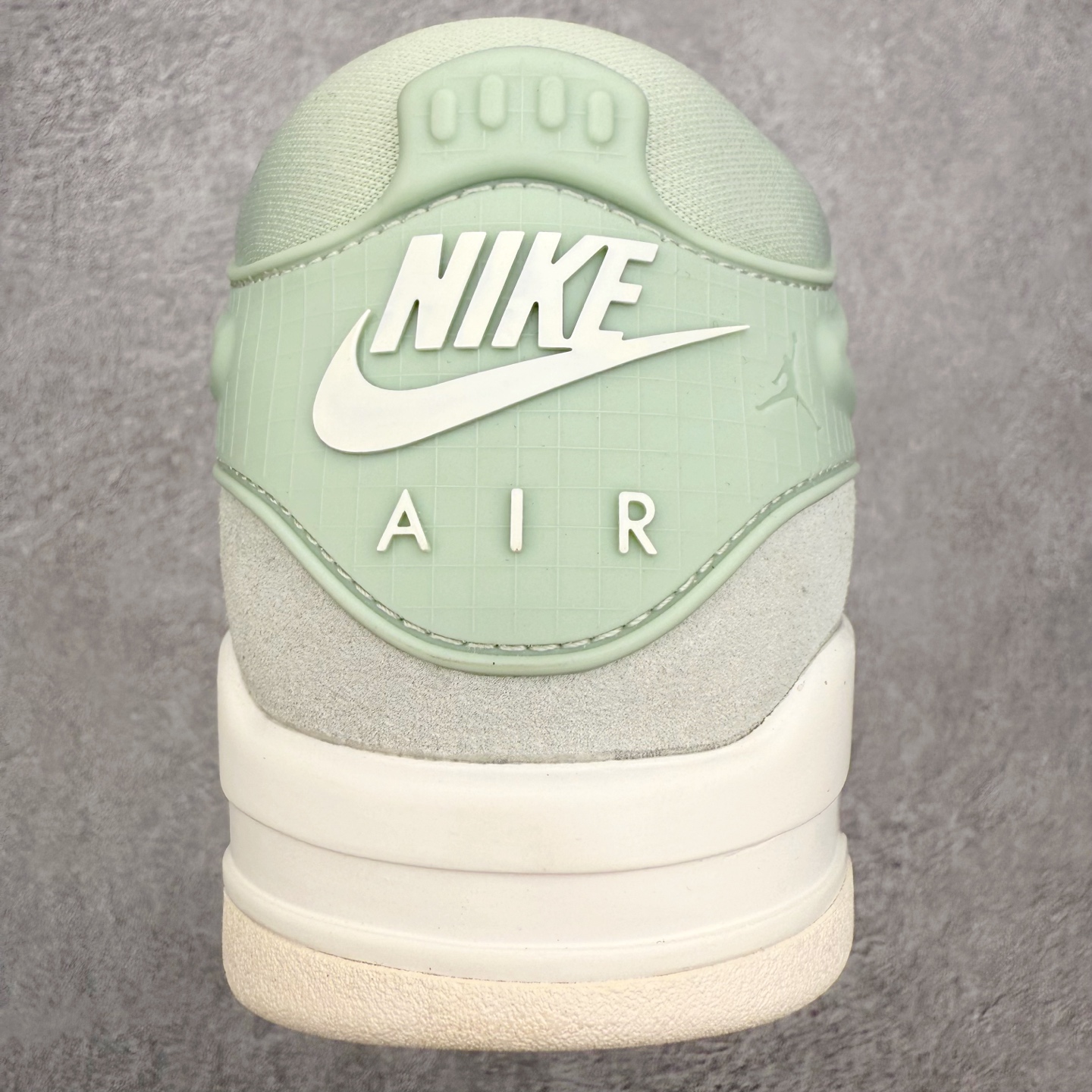 图片[8]-＃KZ纯原 Air Jordan AJ4 RM 重制版低帮复古篮球鞋 FQ7940-003 亲自操刀耗时半年巨作 全套原纸板楦头开发 确保原汁原味 完美呈现版型 一比一鞋头弧度高度鞋身弧度 原厂TPU 正确内里网布 菱角分明不变形无多余毛边 柔软性质感一致于原鞋 原厂织唛标 原厂飞人电绣工艺 尾指中部跳三针 独家绑鞋带手法 印刷中底布 四线拉帮 米色美纹纸贴合固定 进口港宝加持 后跟自然饱满 全鞋荧光划线卡点 追求极致完美 每一双都是工艺品 多重QC质检 超越公司货的品控标准 实实在在的免检产品 采用了低帮的设计 并保留了众多AJ4的经典元素 鞋身以皮革、麂皮材质拼接打造 AJ4经典的TPU材质延伸至后跟 增强鞋款稳定性 而鞋身侧面的网格设计则被取消 尾部的NIKE AIR标志也得到保留 并同时带有飞人logo 中底部分同样搭载了可视AIR气垫 鞋底采用米白色中底和外底呈现 为整个设计收尾 尺码：36 36.5 37.5 38 38.5 39 40 40.5 41 42 42.5 43 44 44.5 45 46 47.5 48.5-选品中心