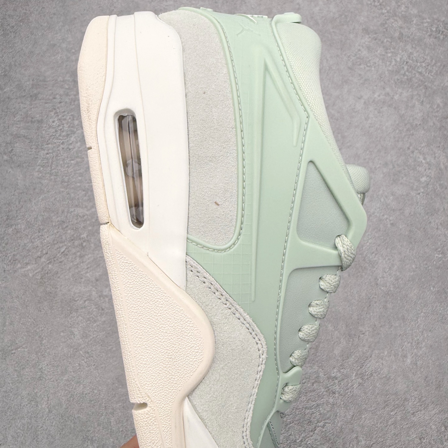 图片[6]-＃KZ纯原 Air Jordan AJ4 RM 重制版低帮复古篮球鞋 FQ7940-003 亲自操刀耗时半年巨作 全套原纸板楦头开发 确保原汁原味 完美呈现版型 一比一鞋头弧度高度鞋身弧度 原厂TPU 正确内里网布 菱角分明不变形无多余毛边 柔软性质感一致于原鞋 原厂织唛标 原厂飞人电绣工艺 尾指中部跳三针 独家绑鞋带手法 印刷中底布 四线拉帮 米色美纹纸贴合固定 进口港宝加持 后跟自然饱满 全鞋荧光划线卡点 追求极致完美 每一双都是工艺品 多重QC质检 超越公司货的品控标准 实实在在的免检产品 采用了低帮的设计 并保留了众多AJ4的经典元素 鞋身以皮革、麂皮材质拼接打造 AJ4经典的TPU材质延伸至后跟 增强鞋款稳定性 而鞋身侧面的网格设计则被取消 尾部的NIKE AIR标志也得到保留 并同时带有飞人logo 中底部分同样搭载了可视AIR气垫 鞋底采用米白色中底和外底呈现 为整个设计收尾 尺码：36 36.5 37.5 38 38.5 39 40 40.5 41 42 42.5 43 44 44.5 45 46 47.5 48.5-选品中心