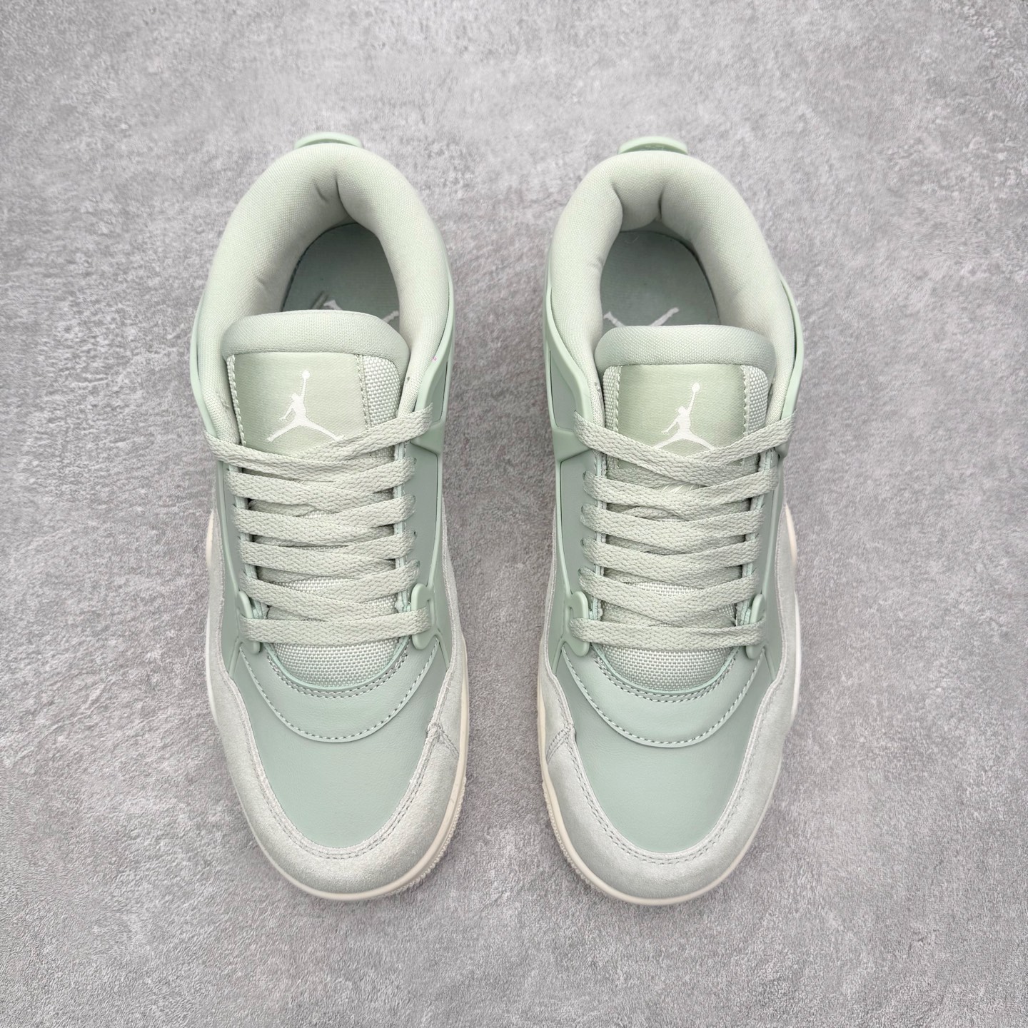 图片[2]-＃KZ纯原 Air Jordan AJ4 RM 重制版低帮复古篮球鞋 FQ7940-003 亲自操刀耗时半年巨作 全套原纸板楦头开发 确保原汁原味 完美呈现版型 一比一鞋头弧度高度鞋身弧度 原厂TPU 正确内里网布 菱角分明不变形无多余毛边 柔软性质感一致于原鞋 原厂织唛标 原厂飞人电绣工艺 尾指中部跳三针 独家绑鞋带手法 印刷中底布 四线拉帮 米色美纹纸贴合固定 进口港宝加持 后跟自然饱满 全鞋荧光划线卡点 追求极致完美 每一双都是工艺品 多重QC质检 超越公司货的品控标准 实实在在的免检产品 采用了低帮的设计 并保留了众多AJ4的经典元素 鞋身以皮革、麂皮材质拼接打造 AJ4经典的TPU材质延伸至后跟 增强鞋款稳定性 而鞋身侧面的网格设计则被取消 尾部的NIKE AIR标志也得到保留 并同时带有飞人logo 中底部分同样搭载了可视AIR气垫 鞋底采用米白色中底和外底呈现 为整个设计收尾 尺码：36 36.5 37.5 38 38.5 39 40 40.5 41 42 42.5 43 44 44.5 45 46 47.5 48.5-选品中心