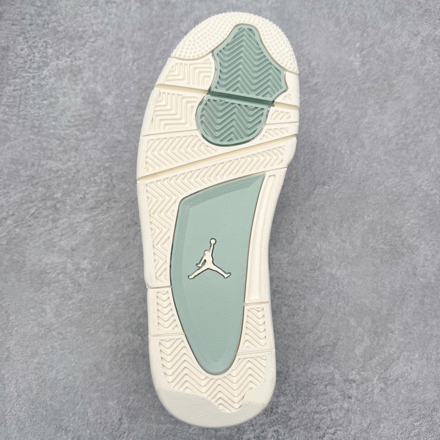 图片[9]-＃KZ纯原 Air Jordan AJ4 RM 重制版低帮复古篮球鞋 FQ7940-003 亲自操刀耗时半年巨作 全套原纸板楦头开发 确保原汁原味 完美呈现版型 一比一鞋头弧度高度鞋身弧度 原厂TPU 正确内里网布 菱角分明不变形无多余毛边 柔软性质感一致于原鞋 原厂织唛标 原厂飞人电绣工艺 尾指中部跳三针 独家绑鞋带手法 印刷中底布 四线拉帮 米色美纹纸贴合固定 进口港宝加持 后跟自然饱满 全鞋荧光划线卡点 追求极致完美 每一双都是工艺品 多重QC质检 超越公司货的品控标准 实实在在的免检产品 采用了低帮的设计 并保留了众多AJ4的经典元素 鞋身以皮革、麂皮材质拼接打造 AJ4经典的TPU材质延伸至后跟 增强鞋款稳定性 而鞋身侧面的网格设计则被取消 尾部的NIKE AIR标志也得到保留 并同时带有飞人logo 中底部分同样搭载了可视AIR气垫 鞋底采用米白色中底和外底呈现 为整个设计收尾 尺码：36 36.5 37.5 38 38.5 39 40 40.5 41 42 42.5 43 44 44.5 45 46 47.5 48.5-选品中心