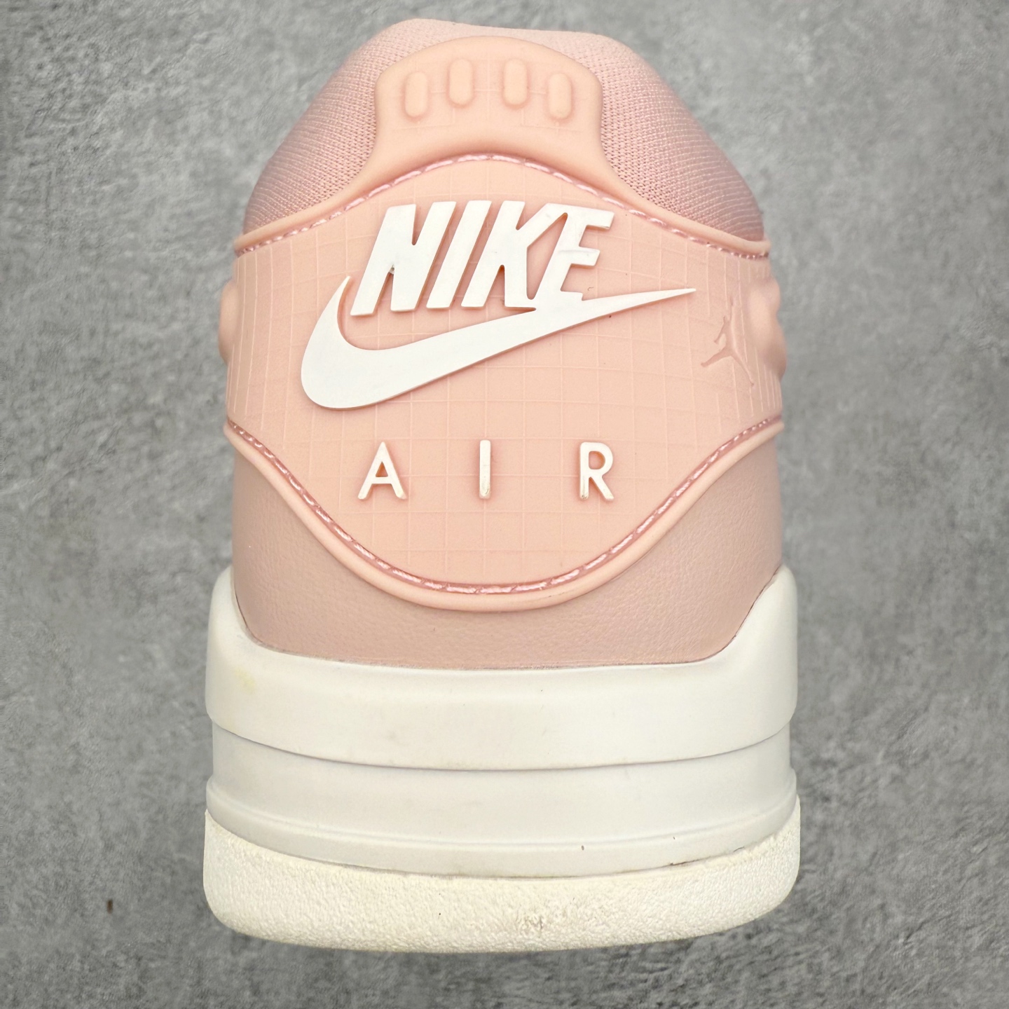 图片[8]-＃KZ纯原 Air Jordan AJ4 RM 重制版低帮复古篮球鞋 FQ7940-600 亲自操刀耗时半年巨作 全套原纸板楦头开发 确保原汁原味 完美呈现版型 一比一鞋头弧度高度鞋身弧度 原厂TPU 正确内里网布 菱角分明不变形无多余毛边 柔软性质感一致于原鞋 原厂织唛标 原厂飞人电绣工艺 尾指中部跳三针 独家绑鞋带手法 印刷中底布 四线拉帮 米色美纹纸贴合固定 进口港宝加持 后跟自然饱满 全鞋荧光划线卡点 追求极致完美 每一双都是工艺品 多重QC质检 超越公司货的品控标准 实实在在的免检产品 采用了低帮的设计 并保留了众多AJ4的经典元素 鞋身以皮革、麂皮材质拼接打造 AJ4经典的TPU材质延伸至后跟 增强鞋款稳定性 而鞋身侧面的网格设计则被取消 尾部的NIKE AIR标志也得到保留 并同时带有飞人logo 中底部分同样搭载了可视AIR气垫 鞋底采用米白色中底和外底呈现 为整个设计收尾 尺码：36 36.5 37.5 38 38.5 39 40 40.5 41 42 42.5 43 44 44.5 45 46 47.5 48.5-选品中心