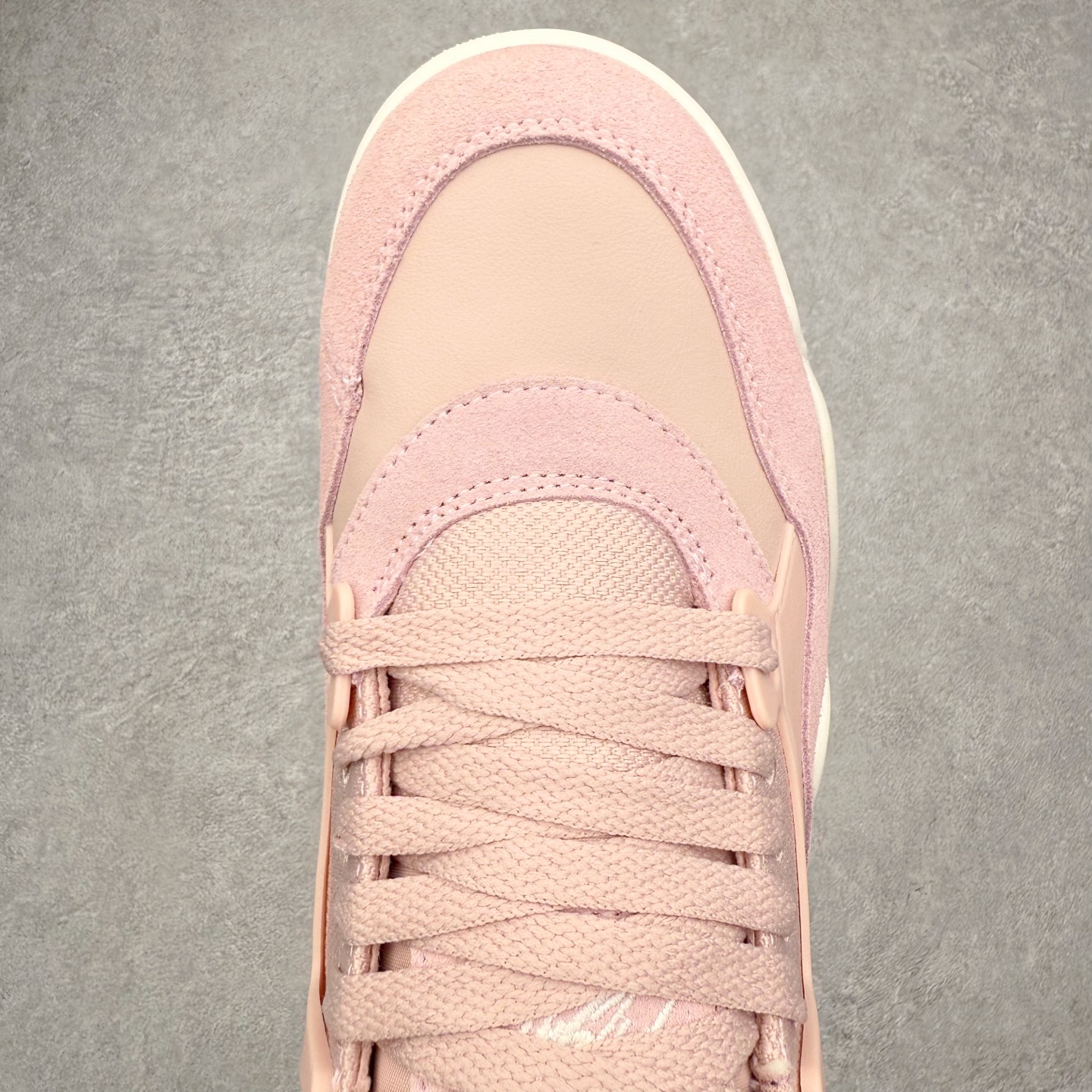 图片[4]-＃KZ纯原 Air Jordan AJ4 RM 重制版低帮复古篮球鞋 FQ7940-600 亲自操刀耗时半年巨作 全套原纸板楦头开发 确保原汁原味 完美呈现版型 一比一鞋头弧度高度鞋身弧度 原厂TPU 正确内里网布 菱角分明不变形无多余毛边 柔软性质感一致于原鞋 原厂织唛标 原厂飞人电绣工艺 尾指中部跳三针 独家绑鞋带手法 印刷中底布 四线拉帮 米色美纹纸贴合固定 进口港宝加持 后跟自然饱满 全鞋荧光划线卡点 追求极致完美 每一双都是工艺品 多重QC质检 超越公司货的品控标准 实实在在的免检产品 采用了低帮的设计 并保留了众多AJ4的经典元素 鞋身以皮革、麂皮材质拼接打造 AJ4经典的TPU材质延伸至后跟 增强鞋款稳定性 而鞋身侧面的网格设计则被取消 尾部的NIKE AIR标志也得到保留 并同时带有飞人logo 中底部分同样搭载了可视AIR气垫 鞋底采用米白色中底和外底呈现 为整个设计收尾 尺码：36 36.5 37.5 38 38.5 39 40 40.5 41 42 42.5 43 44 44.5 45 46 47.5 48.5-选品中心