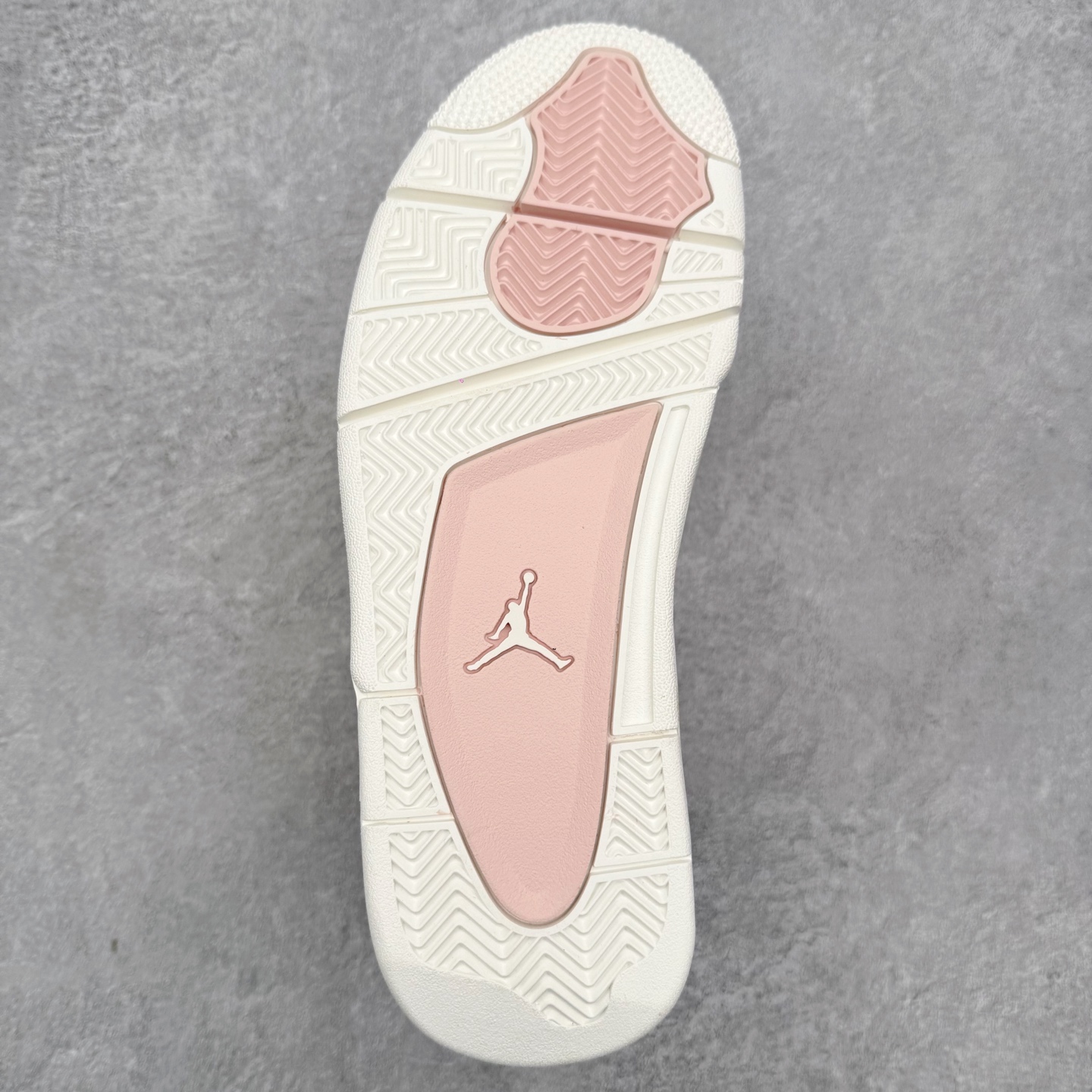 图片[9]-＃KZ纯原 Air Jordan AJ4 RM 重制版低帮复古篮球鞋 FQ7940-600 亲自操刀耗时半年巨作 全套原纸板楦头开发 确保原汁原味 完美呈现版型 一比一鞋头弧度高度鞋身弧度 原厂TPU 正确内里网布 菱角分明不变形无多余毛边 柔软性质感一致于原鞋 原厂织唛标 原厂飞人电绣工艺 尾指中部跳三针 独家绑鞋带手法 印刷中底布 四线拉帮 米色美纹纸贴合固定 进口港宝加持 后跟自然饱满 全鞋荧光划线卡点 追求极致完美 每一双都是工艺品 多重QC质检 超越公司货的品控标准 实实在在的免检产品 采用了低帮的设计 并保留了众多AJ4的经典元素 鞋身以皮革、麂皮材质拼接打造 AJ4经典的TPU材质延伸至后跟 增强鞋款稳定性 而鞋身侧面的网格设计则被取消 尾部的NIKE AIR标志也得到保留 并同时带有飞人logo 中底部分同样搭载了可视AIR气垫 鞋底采用米白色中底和外底呈现 为整个设计收尾 尺码：36 36.5 37.5 38 38.5 39 40 40.5 41 42 42.5 43 44 44.5 45 46 47.5 48.5-选品中心