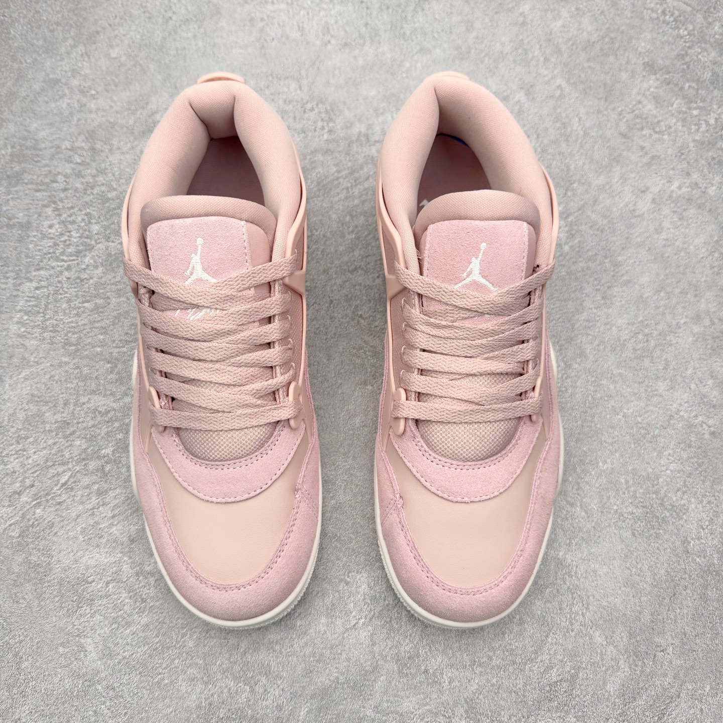 图片[2]-＃KZ纯原 Air Jordan AJ4 RM 重制版低帮复古篮球鞋 FQ7940-600 亲自操刀耗时半年巨作 全套原纸板楦头开发 确保原汁原味 完美呈现版型 一比一鞋头弧度高度鞋身弧度 原厂TPU 正确内里网布 菱角分明不变形无多余毛边 柔软性质感一致于原鞋 原厂织唛标 原厂飞人电绣工艺 尾指中部跳三针 独家绑鞋带手法 印刷中底布 四线拉帮 米色美纹纸贴合固定 进口港宝加持 后跟自然饱满 全鞋荧光划线卡点 追求极致完美 每一双都是工艺品 多重QC质检 超越公司货的品控标准 实实在在的免检产品 采用了低帮的设计 并保留了众多AJ4的经典元素 鞋身以皮革、麂皮材质拼接打造 AJ4经典的TPU材质延伸至后跟 增强鞋款稳定性 而鞋身侧面的网格设计则被取消 尾部的NIKE AIR标志也得到保留 并同时带有飞人logo 中底部分同样搭载了可视AIR气垫 鞋底采用米白色中底和外底呈现 为整个设计收尾 尺码：36 36.5 37.5 38 38.5 39 40 40.5 41 42 42.5 43 44 44.5 45 46 47.5 48.5-选品中心