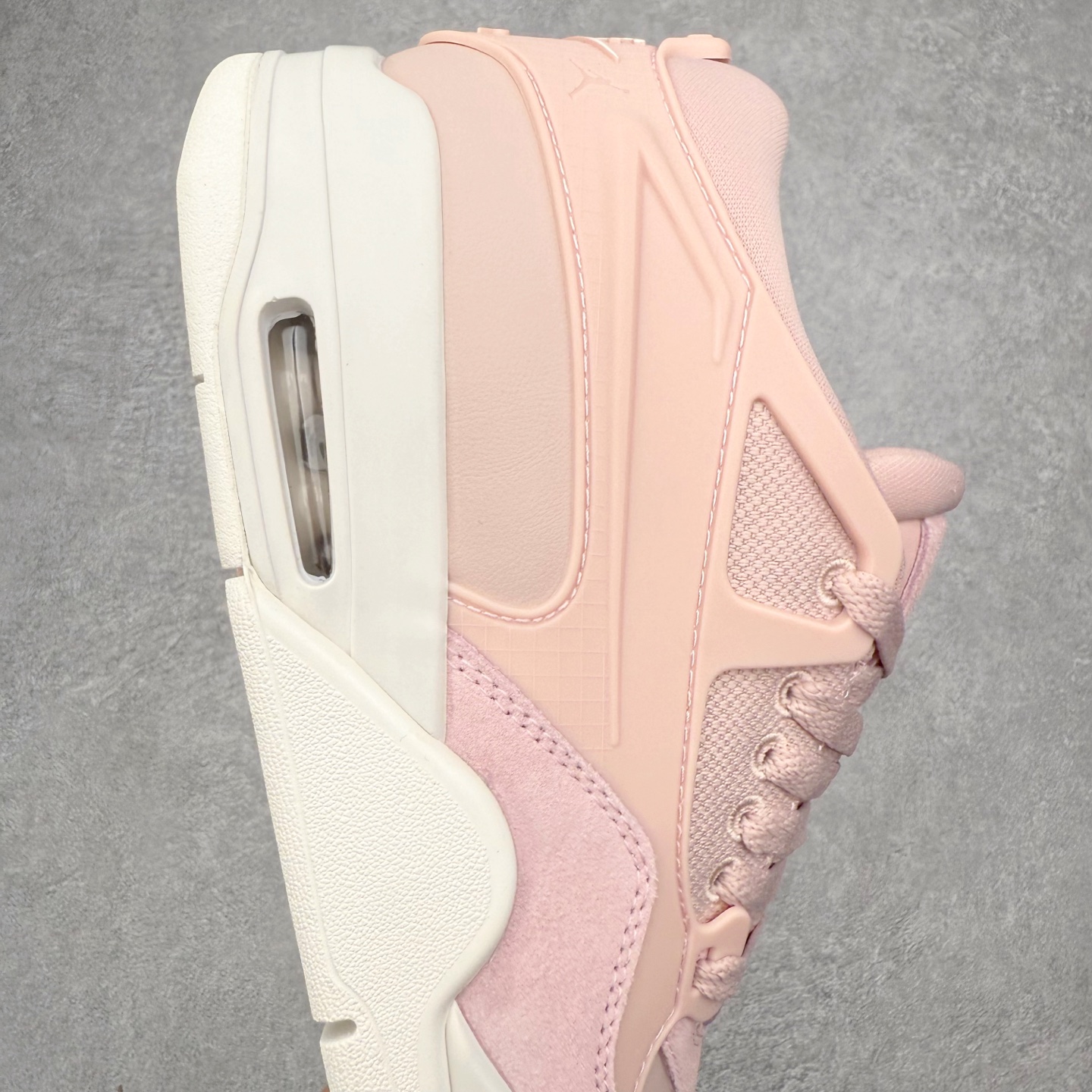 图片[6]-＃KZ纯原 Air Jordan AJ4 RM 重制版低帮复古篮球鞋 FQ7940-600 亲自操刀耗时半年巨作 全套原纸板楦头开发 确保原汁原味 完美呈现版型 一比一鞋头弧度高度鞋身弧度 原厂TPU 正确内里网布 菱角分明不变形无多余毛边 柔软性质感一致于原鞋 原厂织唛标 原厂飞人电绣工艺 尾指中部跳三针 独家绑鞋带手法 印刷中底布 四线拉帮 米色美纹纸贴合固定 进口港宝加持 后跟自然饱满 全鞋荧光划线卡点 追求极致完美 每一双都是工艺品 多重QC质检 超越公司货的品控标准 实实在在的免检产品 采用了低帮的设计 并保留了众多AJ4的经典元素 鞋身以皮革、麂皮材质拼接打造 AJ4经典的TPU材质延伸至后跟 增强鞋款稳定性 而鞋身侧面的网格设计则被取消 尾部的NIKE AIR标志也得到保留 并同时带有飞人logo 中底部分同样搭载了可视AIR气垫 鞋底采用米白色中底和外底呈现 为整个设计收尾 尺码：36 36.5 37.5 38 38.5 39 40 40.5 41 42 42.5 43 44 44.5 45 46 47.5 48.5-选品中心