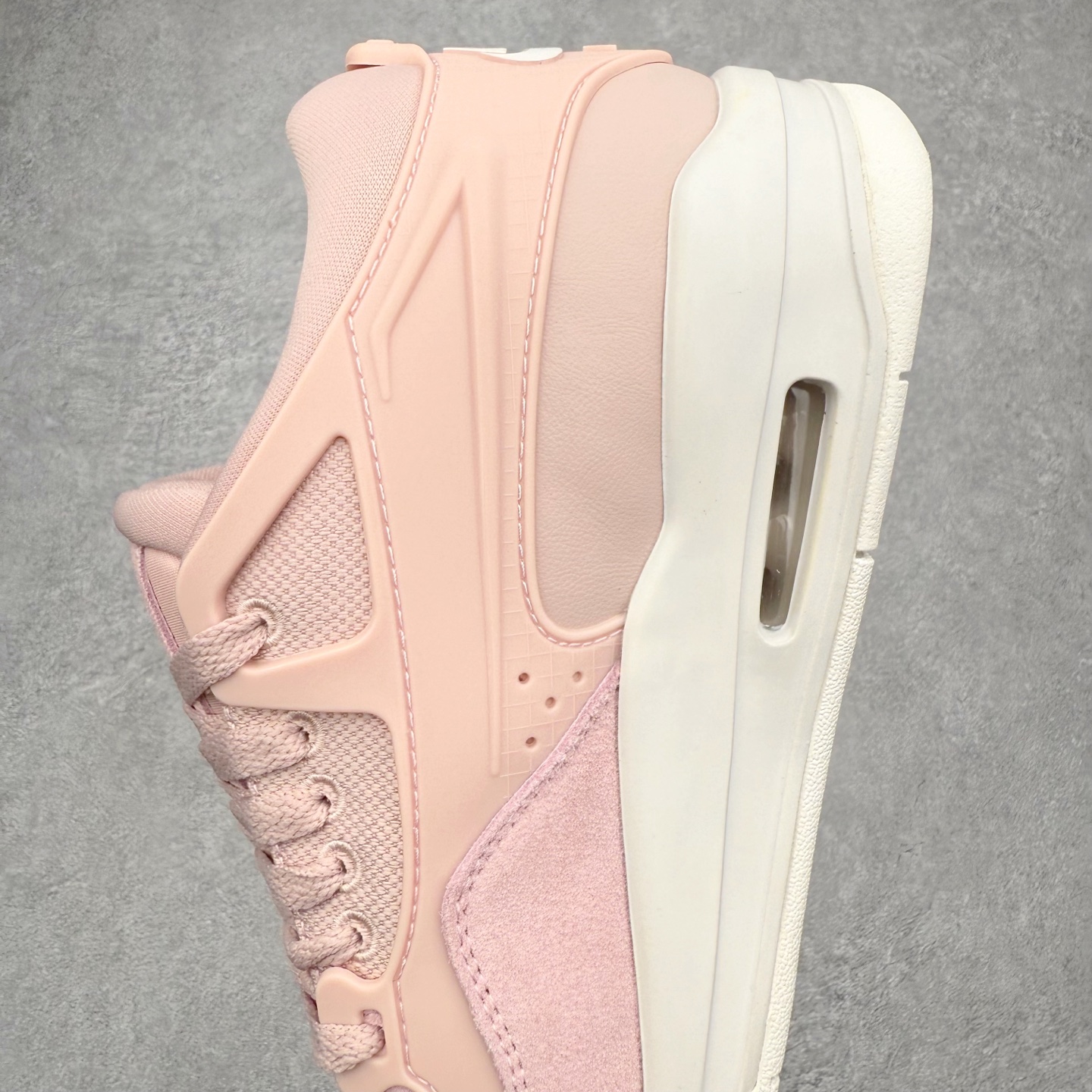 图片[7]-＃KZ纯原 Air Jordan AJ4 RM 重制版低帮复古篮球鞋 FQ7940-600 亲自操刀耗时半年巨作 全套原纸板楦头开发 确保原汁原味 完美呈现版型 一比一鞋头弧度高度鞋身弧度 原厂TPU 正确内里网布 菱角分明不变形无多余毛边 柔软性质感一致于原鞋 原厂织唛标 原厂飞人电绣工艺 尾指中部跳三针 独家绑鞋带手法 印刷中底布 四线拉帮 米色美纹纸贴合固定 进口港宝加持 后跟自然饱满 全鞋荧光划线卡点 追求极致完美 每一双都是工艺品 多重QC质检 超越公司货的品控标准 实实在在的免检产品 采用了低帮的设计 并保留了众多AJ4的经典元素 鞋身以皮革、麂皮材质拼接打造 AJ4经典的TPU材质延伸至后跟 增强鞋款稳定性 而鞋身侧面的网格设计则被取消 尾部的NIKE AIR标志也得到保留 并同时带有飞人logo 中底部分同样搭载了可视AIR气垫 鞋底采用米白色中底和外底呈现 为整个设计收尾 尺码：36 36.5 37.5 38 38.5 39 40 40.5 41 42 42.5 43 44 44.5 45 46 47.5 48.5-选品中心