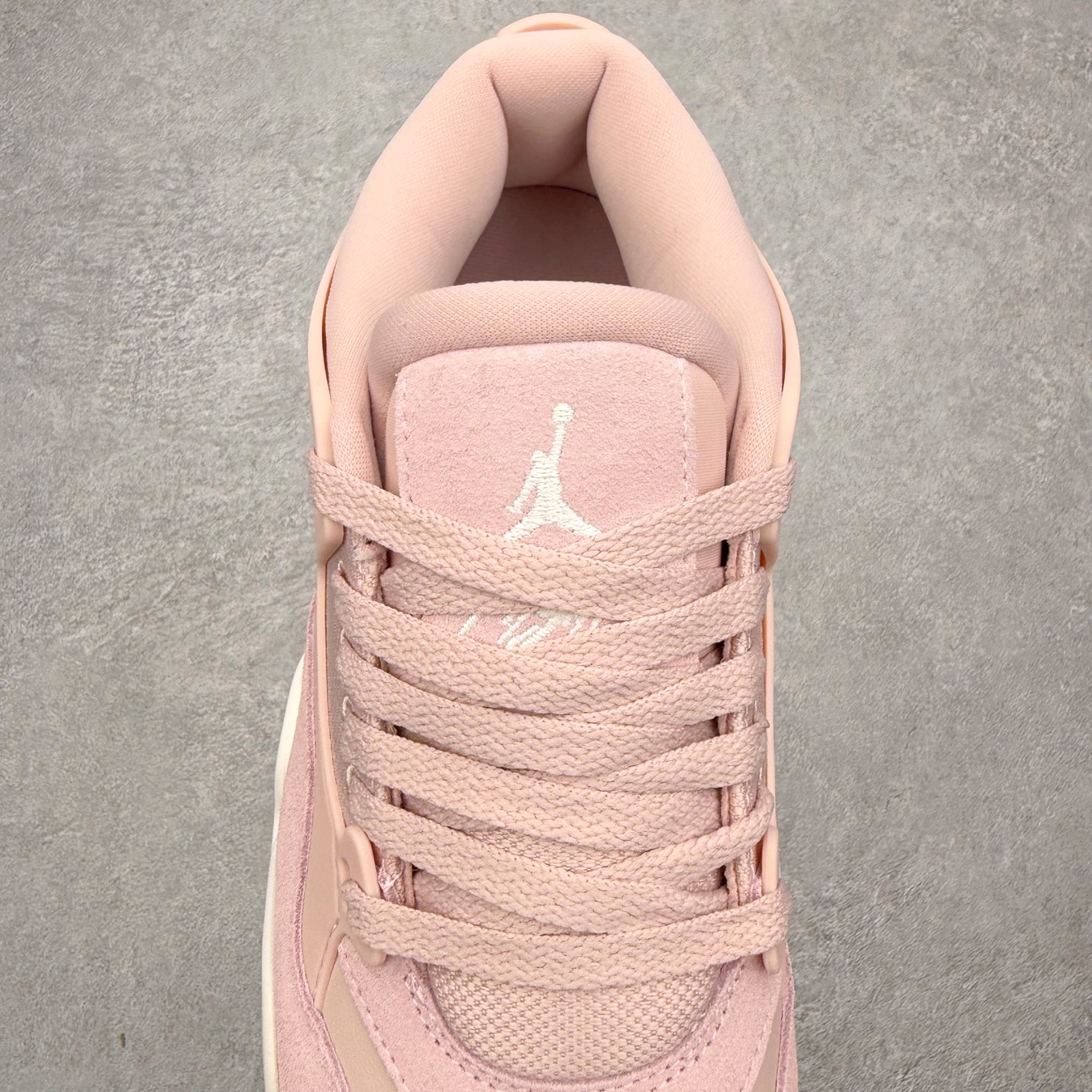 图片[5]-＃KZ纯原 Air Jordan AJ4 RM 重制版低帮复古篮球鞋 FQ7940-600 亲自操刀耗时半年巨作 全套原纸板楦头开发 确保原汁原味 完美呈现版型 一比一鞋头弧度高度鞋身弧度 原厂TPU 正确内里网布 菱角分明不变形无多余毛边 柔软性质感一致于原鞋 原厂织唛标 原厂飞人电绣工艺 尾指中部跳三针 独家绑鞋带手法 印刷中底布 四线拉帮 米色美纹纸贴合固定 进口港宝加持 后跟自然饱满 全鞋荧光划线卡点 追求极致完美 每一双都是工艺品 多重QC质检 超越公司货的品控标准 实实在在的免检产品 采用了低帮的设计 并保留了众多AJ4的经典元素 鞋身以皮革、麂皮材质拼接打造 AJ4经典的TPU材质延伸至后跟 增强鞋款稳定性 而鞋身侧面的网格设计则被取消 尾部的NIKE AIR标志也得到保留 并同时带有飞人logo 中底部分同样搭载了可视AIR气垫 鞋底采用米白色中底和外底呈现 为整个设计收尾 尺码：36 36.5 37.5 38 38.5 39 40 40.5 41 42 42.5 43 44 44.5 45 46 47.5 48.5-选品中心