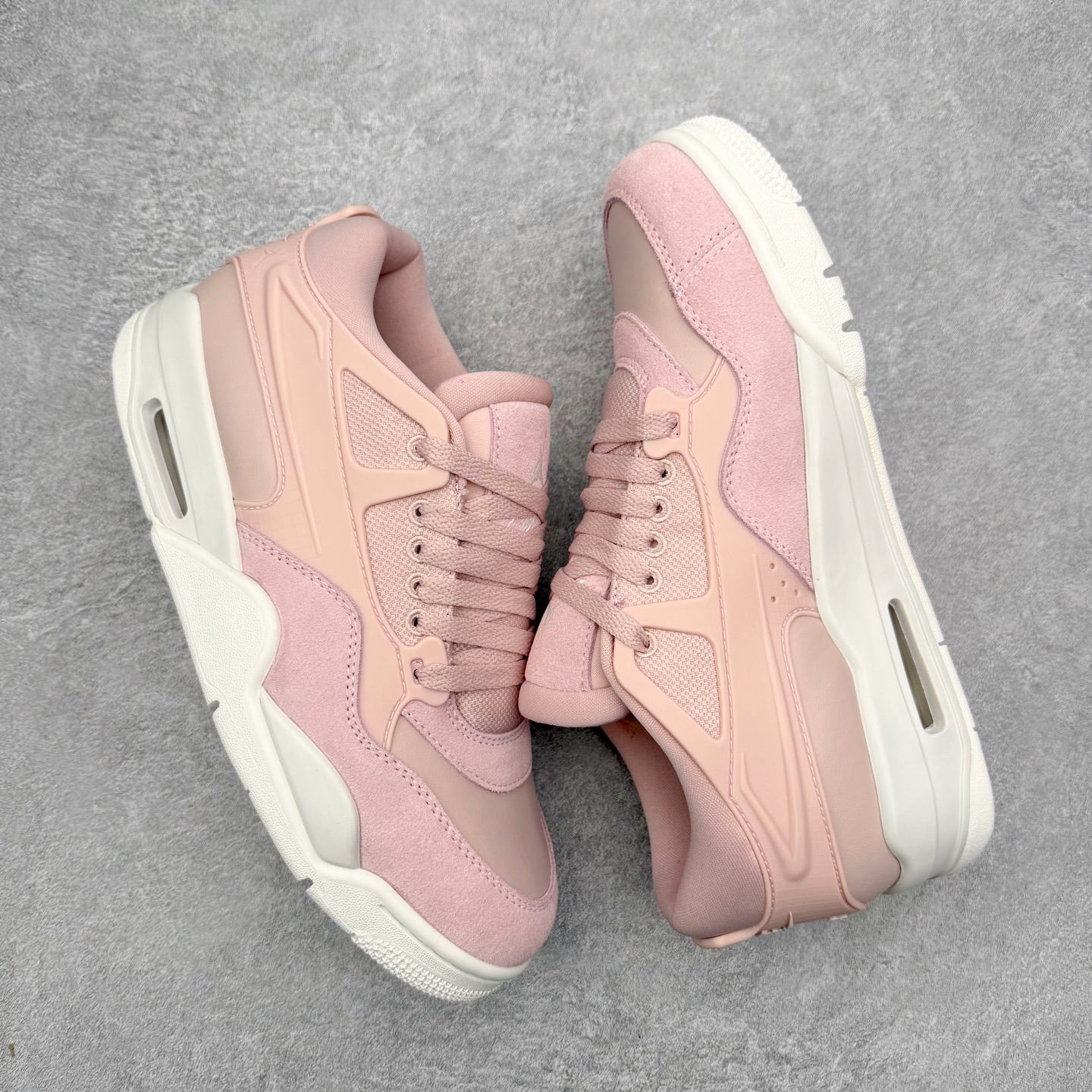 图片[3]-＃KZ纯原 Air Jordan AJ4 RM 重制版低帮复古篮球鞋 FQ7940-600 亲自操刀耗时半年巨作 全套原纸板楦头开发 确保原汁原味 完美呈现版型 一比一鞋头弧度高度鞋身弧度 原厂TPU 正确内里网布 菱角分明不变形无多余毛边 柔软性质感一致于原鞋 原厂织唛标 原厂飞人电绣工艺 尾指中部跳三针 独家绑鞋带手法 印刷中底布 四线拉帮 米色美纹纸贴合固定 进口港宝加持 后跟自然饱满 全鞋荧光划线卡点 追求极致完美 每一双都是工艺品 多重QC质检 超越公司货的品控标准 实实在在的免检产品 采用了低帮的设计 并保留了众多AJ4的经典元素 鞋身以皮革、麂皮材质拼接打造 AJ4经典的TPU材质延伸至后跟 增强鞋款稳定性 而鞋身侧面的网格设计则被取消 尾部的NIKE AIR标志也得到保留 并同时带有飞人logo 中底部分同样搭载了可视AIR气垫 鞋底采用米白色中底和外底呈现 为整个设计收尾 尺码：36 36.5 37.5 38 38.5 39 40 40.5 41 42 42.5 43 44 44.5 45 46 47.5 48.5-选品中心