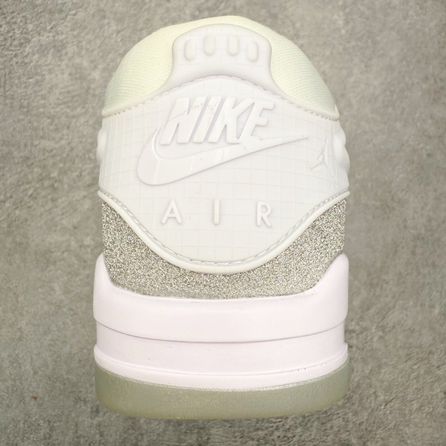 图片[8]-＃KZ纯原 Air Jordan AJ4 RM 重制版低帮复古篮球鞋 HQ3441-111 亲自操刀耗时半年巨作 全套原纸板楦头开发 确保原汁原味 完美呈现版型 一比一鞋头弧度高度鞋身弧度 原厂TPU 正确内里网布 菱角分明不变形无多余毛边 柔软性质感一致于原鞋 原厂织唛标 原厂飞人电绣工艺 尾指中部跳三针 独家绑鞋带手法 印刷中底布 四线拉帮 米色美纹纸贴合固定 进口港宝加持 后跟自然饱满 全鞋荧光划线卡点 追求极致完美 每一双都是工艺品 多重QC质检 超越公司货的品控标准 实实在在的免检产品 采用了低帮的设计 并保留了众多AJ4的经典元素 鞋身以皮革、麂皮材质拼接打造 AJ4经典的TPU材质延伸至后跟 增强鞋款稳定性 而鞋身侧面的网格设计则被取消 尾部的NIKE AIR标志也得到保留 并同时带有飞人logo 中底部分同样搭载了可视AIR气垫 鞋底采用米白色中底和外底呈现 为整个设计收尾 尺码：36 36.5 37.5 38 38.5 39 40 40.5 41 42 42.5 43 44 44.5 45 46 47.5 48.5-选品中心