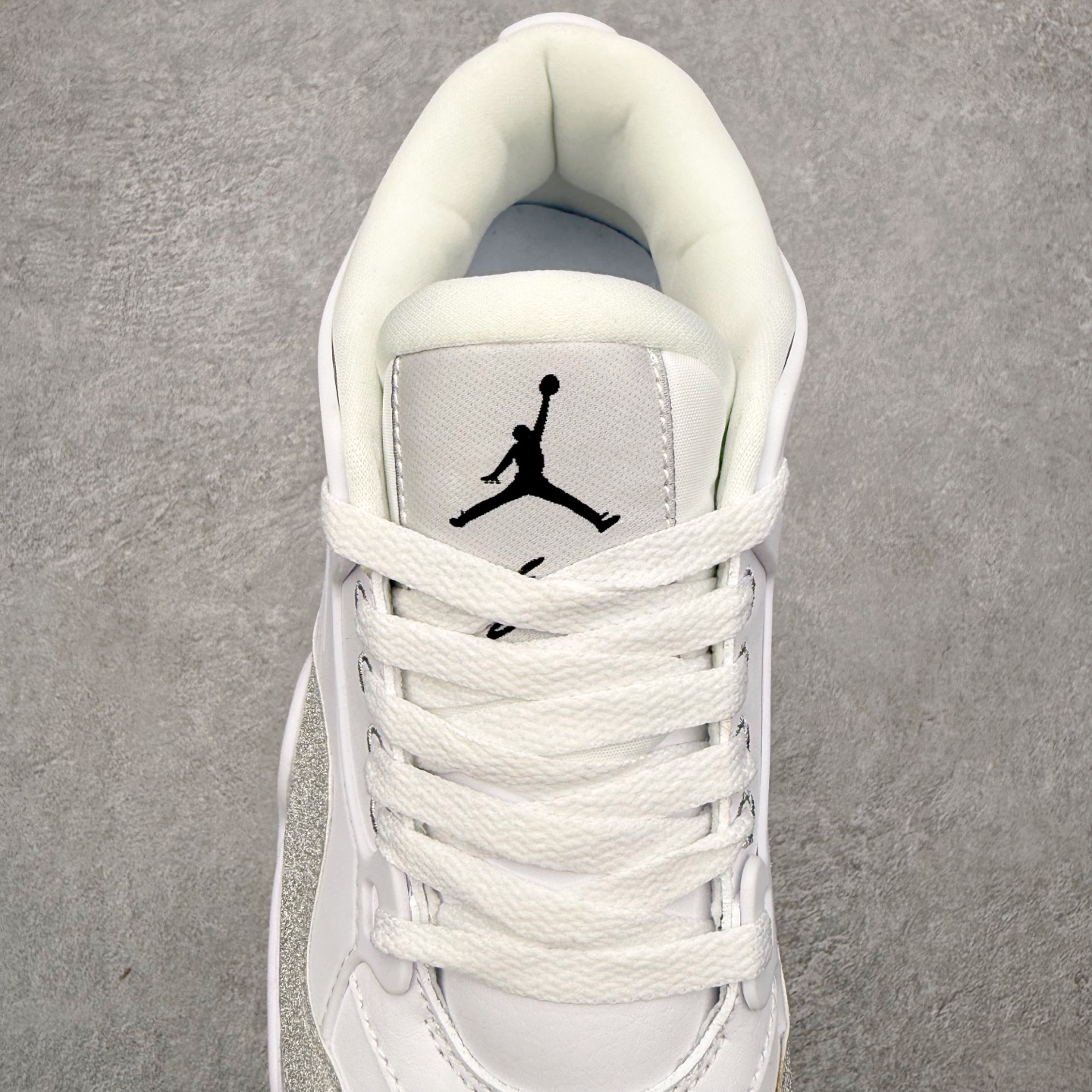 图片[5]-＃KZ纯原 Air Jordan AJ4 RM 重制版低帮复古篮球鞋 HQ3441-111 亲自操刀耗时半年巨作 全套原纸板楦头开发 确保原汁原味 完美呈现版型 一比一鞋头弧度高度鞋身弧度 原厂TPU 正确内里网布 菱角分明不变形无多余毛边 柔软性质感一致于原鞋 原厂织唛标 原厂飞人电绣工艺 尾指中部跳三针 独家绑鞋带手法 印刷中底布 四线拉帮 米色美纹纸贴合固定 进口港宝加持 后跟自然饱满 全鞋荧光划线卡点 追求极致完美 每一双都是工艺品 多重QC质检 超越公司货的品控标准 实实在在的免检产品 采用了低帮的设计 并保留了众多AJ4的经典元素 鞋身以皮革、麂皮材质拼接打造 AJ4经典的TPU材质延伸至后跟 增强鞋款稳定性 而鞋身侧面的网格设计则被取消 尾部的NIKE AIR标志也得到保留 并同时带有飞人logo 中底部分同样搭载了可视AIR气垫 鞋底采用米白色中底和外底呈现 为整个设计收尾 尺码：36 36.5 37.5 38 38.5 39 40 40.5 41 42 42.5 43 44 44.5 45 46 47.5 48.5-选品中心